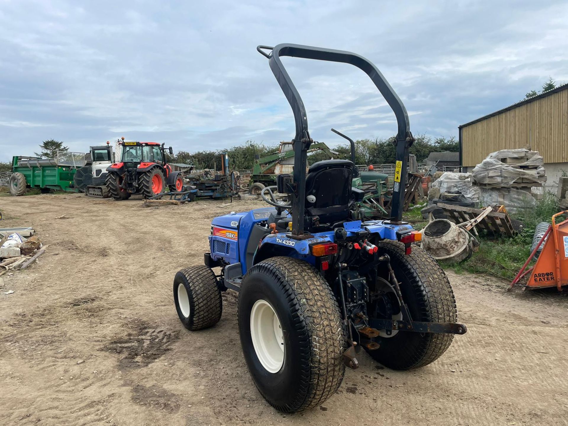 ISEKI TH4330 COMPACT TRACTOR, RUNS AND DRIVES, HYDROSTATIC, GRASS TYRES, 31hp, GOOD SEAT *PLUS VAT* - Image 4 of 11