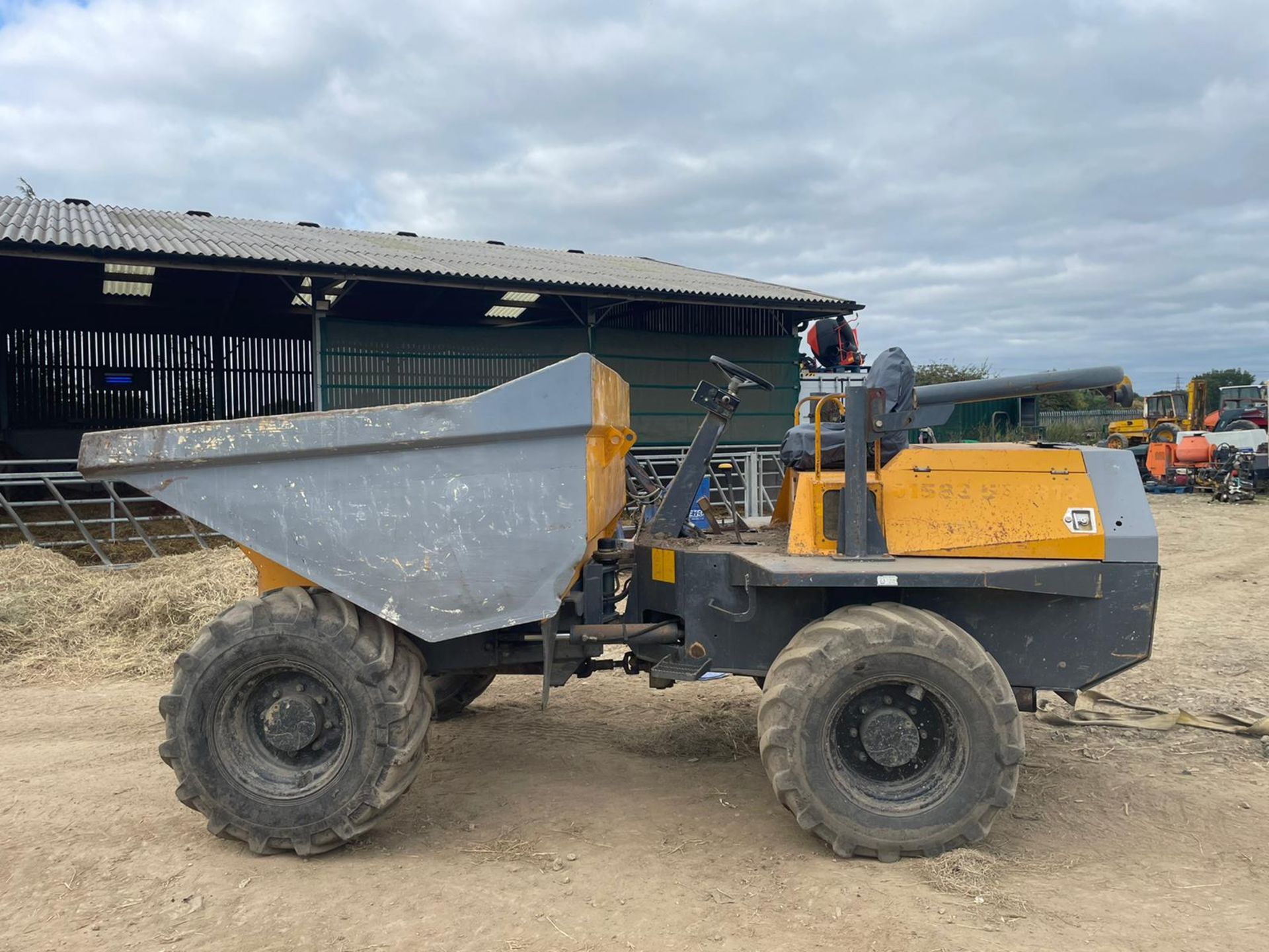 2011 TEREX TA6 6 TON ARTICULATED DUMPER, RUNS DRIVES AND DUMPS, SHOWING 3406 HOURS *PLUS VAT*