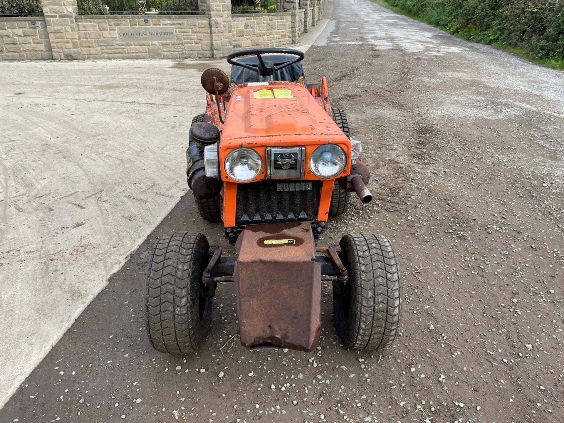 KUBOTA B5100 COMPACT TRACTOR WITH UNDERSLUNG DECK, RUNS DRIVES AND WORKS, GRASS TYRES *PLUS VAT* - Image 2 of 18