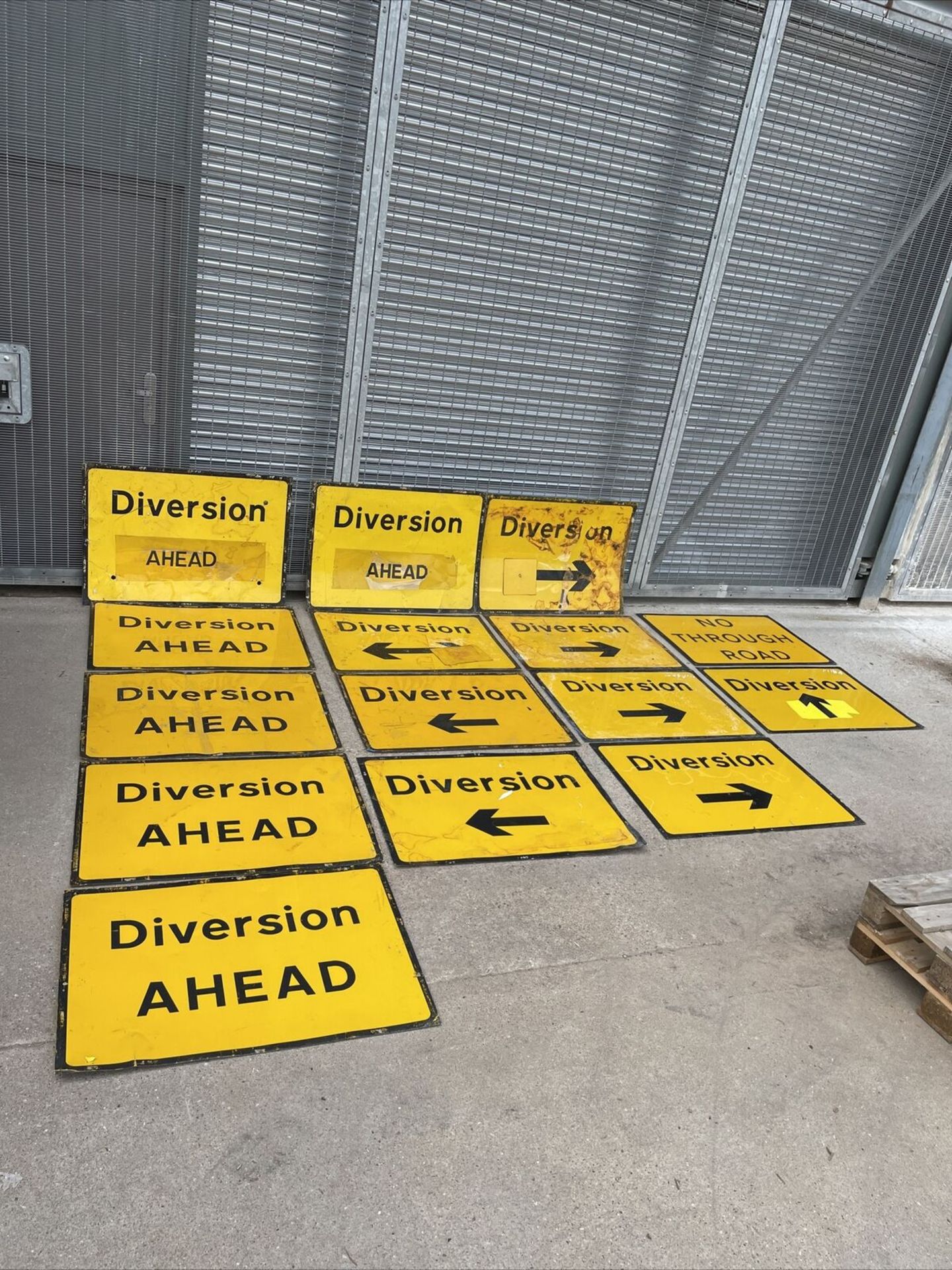 330 ROAD SIGNS IN TOTAL, SEE PICTURES FOR A LIST OF ALL SIGNS INCLUDED, NO RESERVE *PLUS VAT* - Image 9 of 54