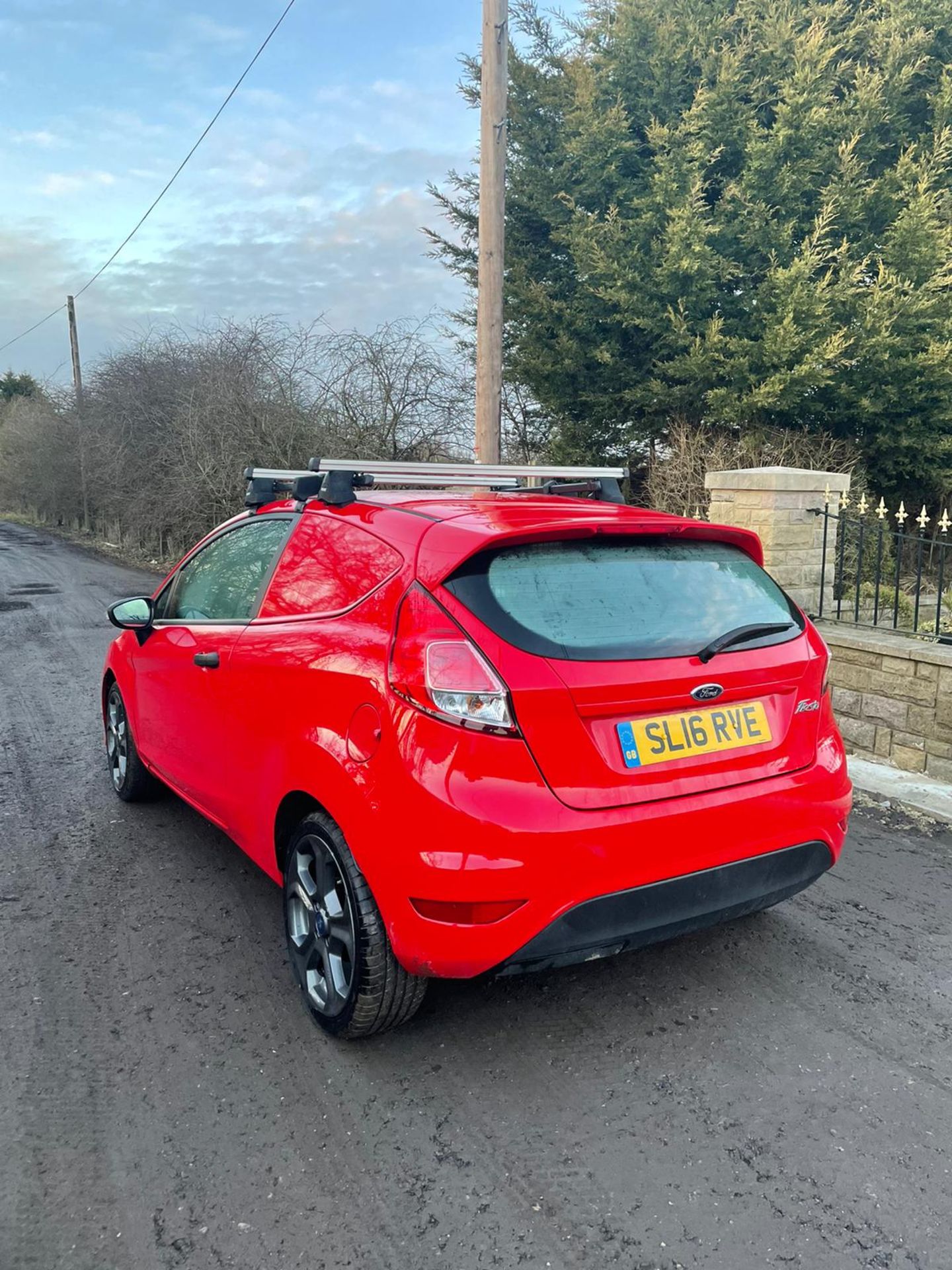 2016/16 REG FORD FIESTA BASE TDCI 1.5 DIESEL RED CAR / VAN, SHOWING 0 FORMER KEEPERS *NO VAT* - Image 3 of 7