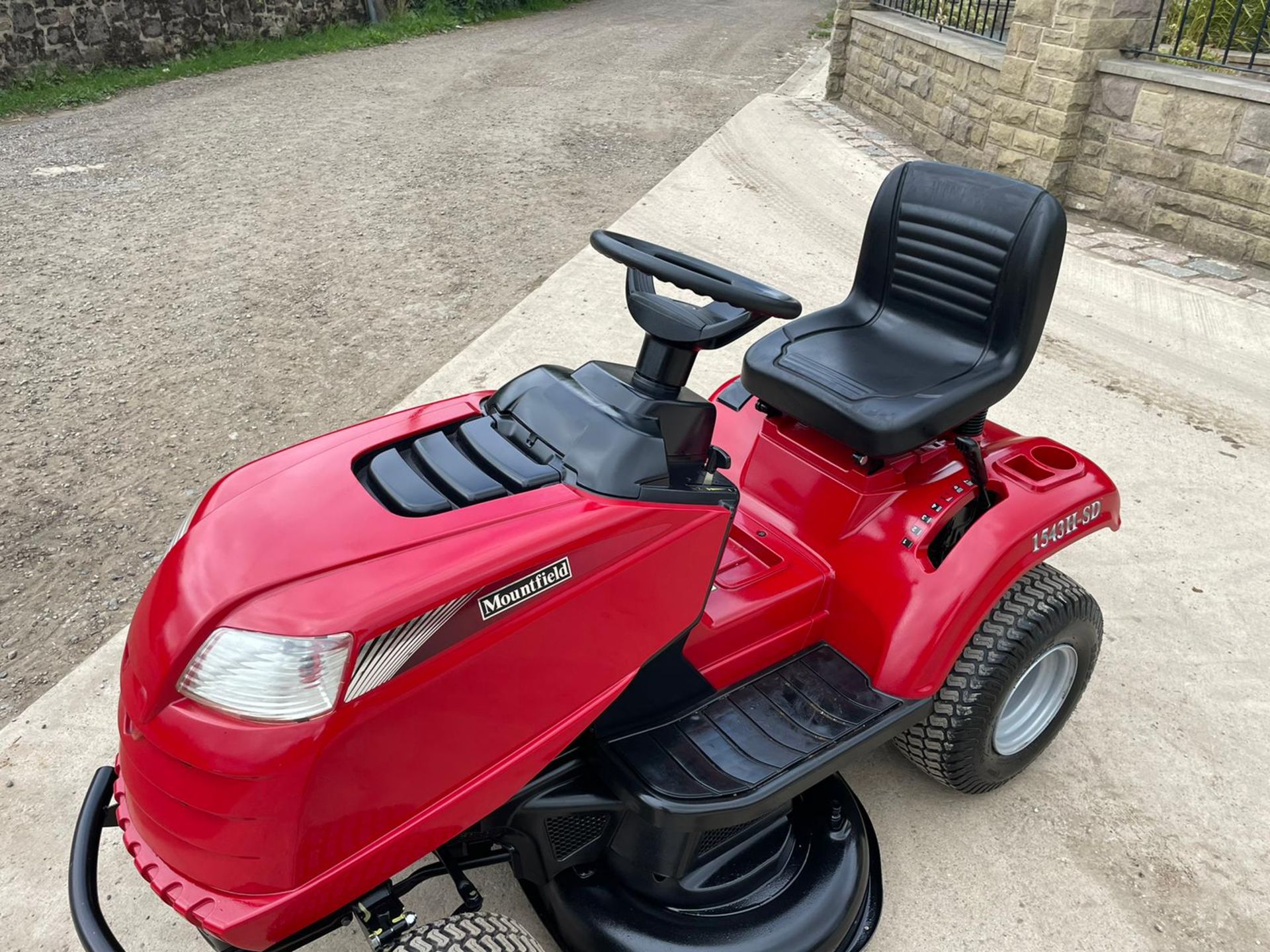 2017 MOUNTFIELD 1543H-SD RIDE ON MOWER, RUNS DRIVES AND CUTS, REAR TOW BAR *NO VAT* - Image 8 of 9
