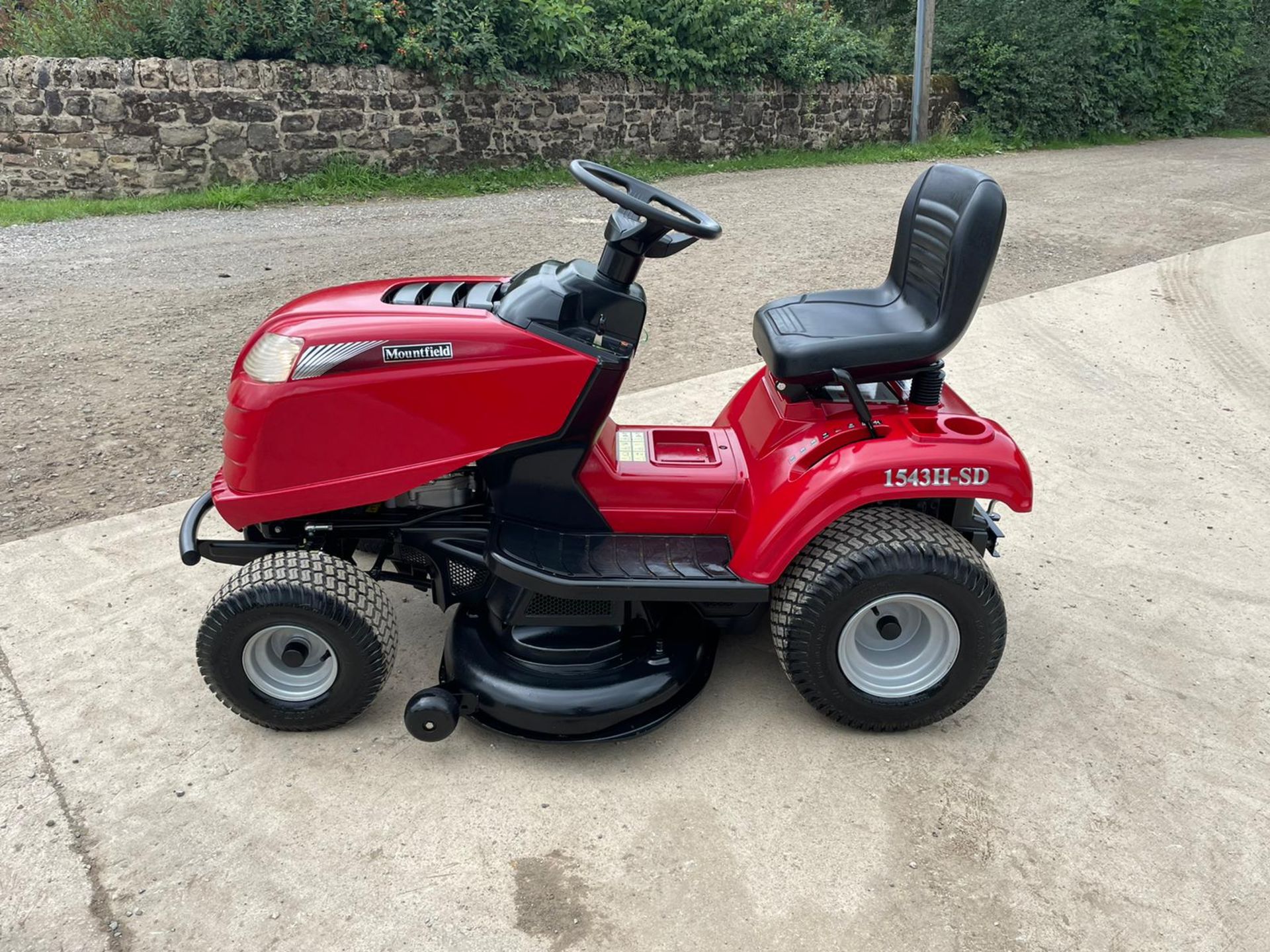 2017 MOUNTFIELD 1543H-SD RIDE ON MOWER, RUNS DRIVES AND CUTS, REAR TOW BAR *NO VAT* - Image 3 of 9