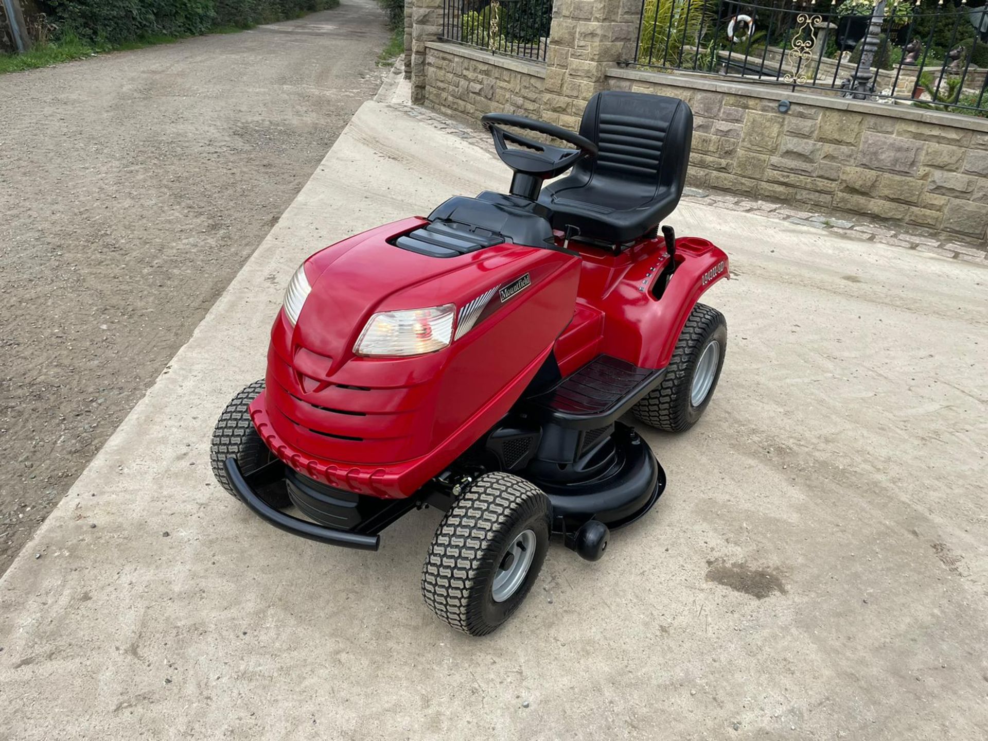 2017 MOUNTFIELD 1543H-SD RIDE ON MOWER, RUNS DRIVES AND CUTS, REAR TOW BAR *NO VAT* - Image 2 of 9