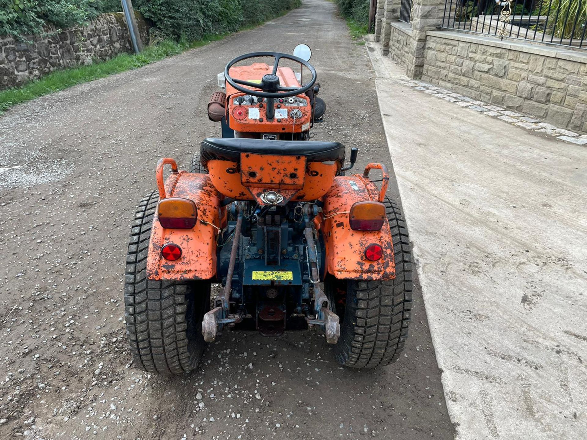 KUBOTA B5100 COMPACT TRACTOR WITH UNDERSLUNG DECK, RUNS DRIVES AND WORKS, GRASS TYRES *PLUS VAT* - Image 6 of 18