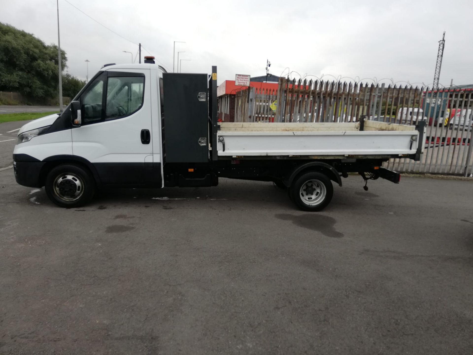 2017 IVECO DAILY 35C14 WHITE LWB TIPPER WITH STORAGE BOX, 88K MILES, 2.3 DIESEL ENGINE *PLUS VAT* - Image 4 of 15