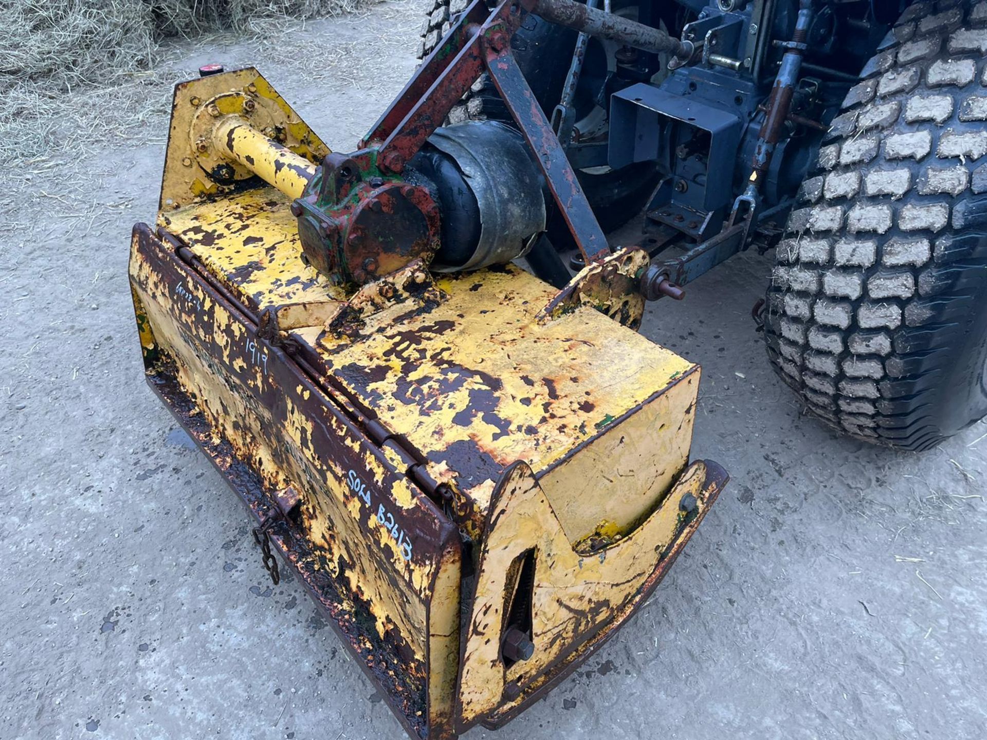 YELLOW ROTAVATOR, SUITABLE FOR COMPACT TRACTOR, IN WORKING ORDER, 3 POINT LINKAGE *PLUS VAT* - Image 2 of 5