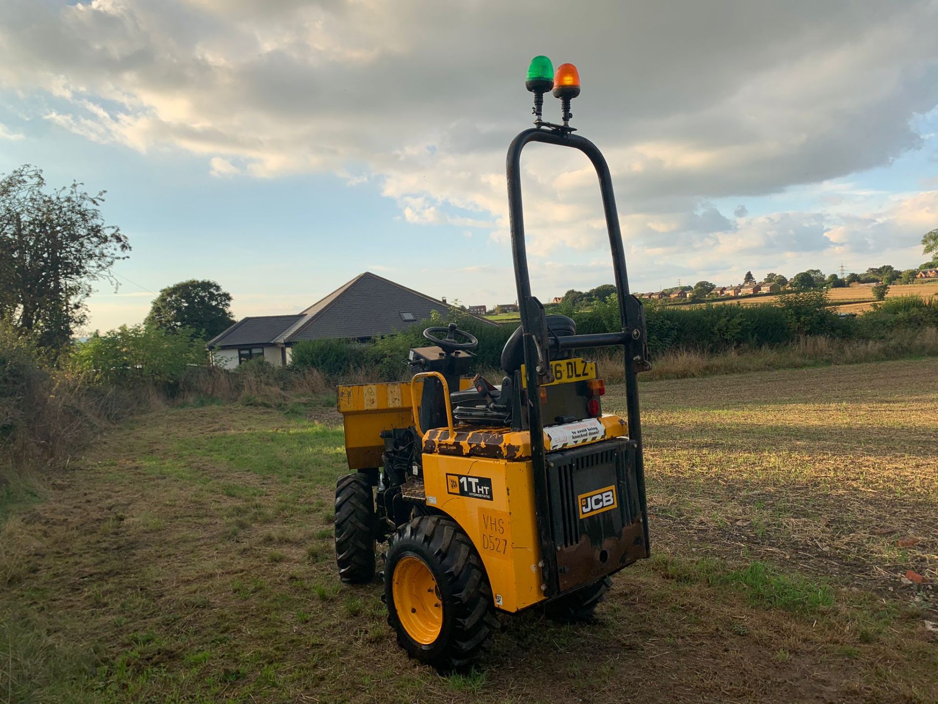 2016 JCB 1THT 1 TON DUMPER, RUNS DRIVES AND TIPS, PIVOT STEERED, HYDROSTATIC, GOOD SOLID SKIP - Image 3 of 12