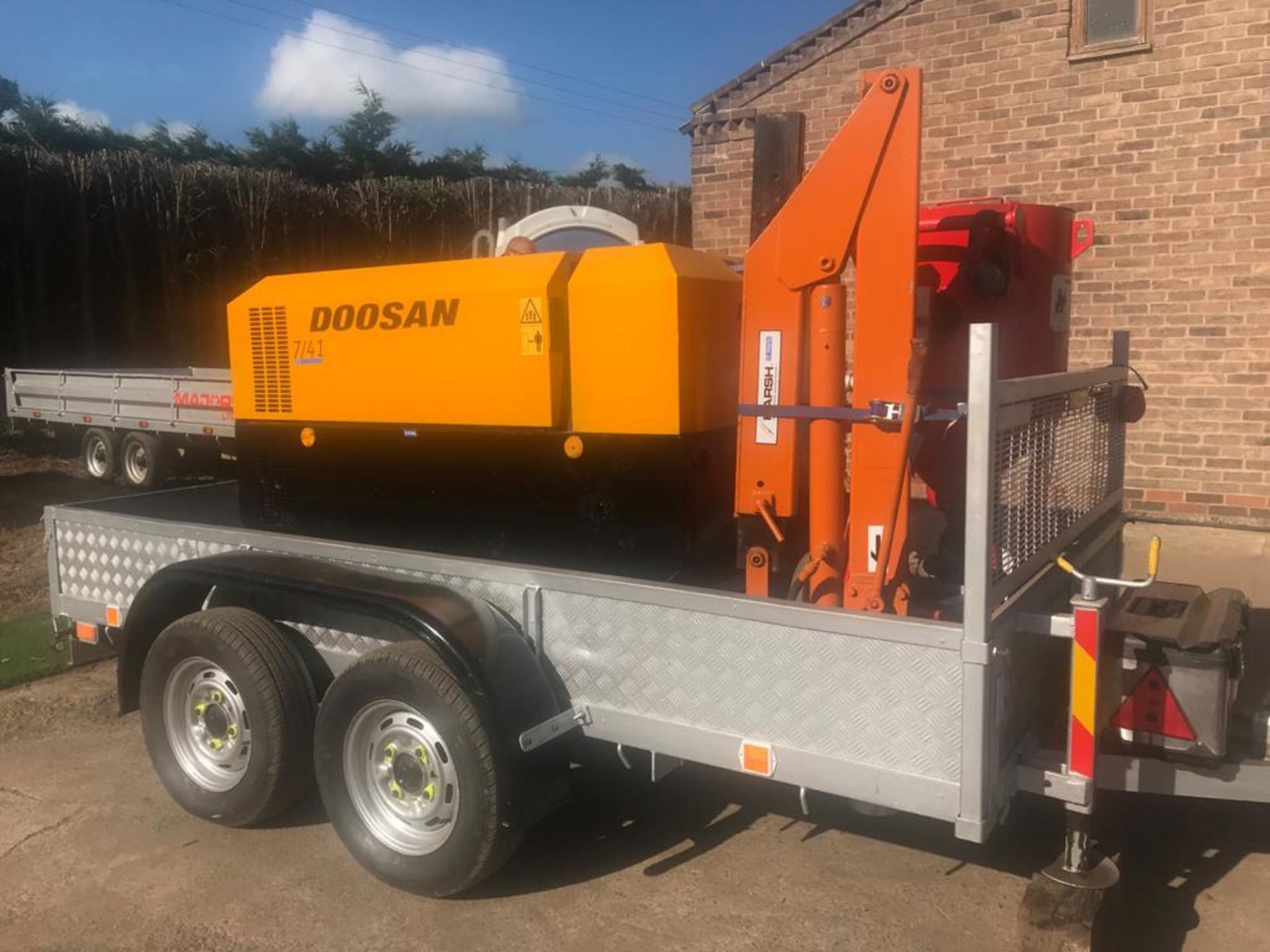 MOBILE SHOT BLAST SET-UP WITH DOOSAN/INGERSOL RAND 7/41 COMPRESSOR , SWING CRANE BLAST POT *NO VAT* - Image 3 of 13