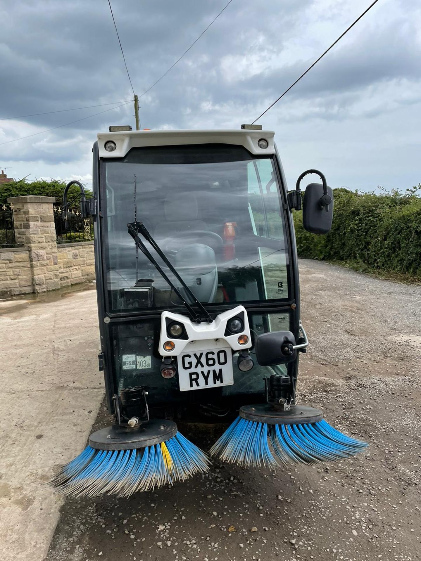 60 PLATE (2010) JOHNSTON ROAD SWEEPER, RUNS WORKS AND SWEEPS WELL, LOW HOURS ONLY 2159 *NO VAT* - Image 2 of 6