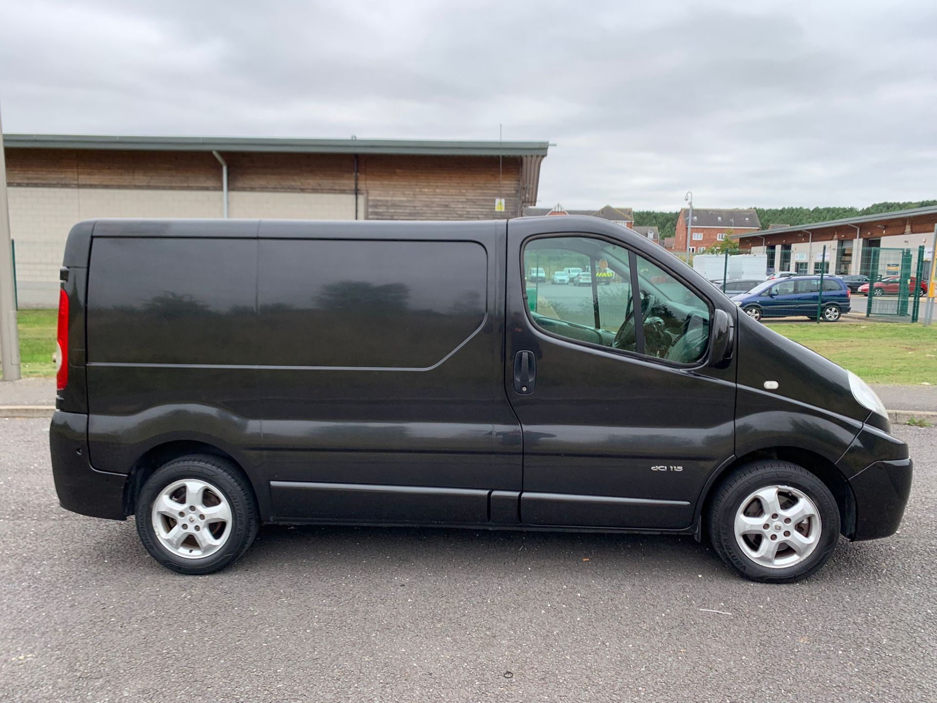 RENAULT TRAFIC SL27 SPORT DCI 115 BLACK PANEL VAN, 2.0 DIESEL, 127,364 MILES *NO VAT* - Image 8 of 22