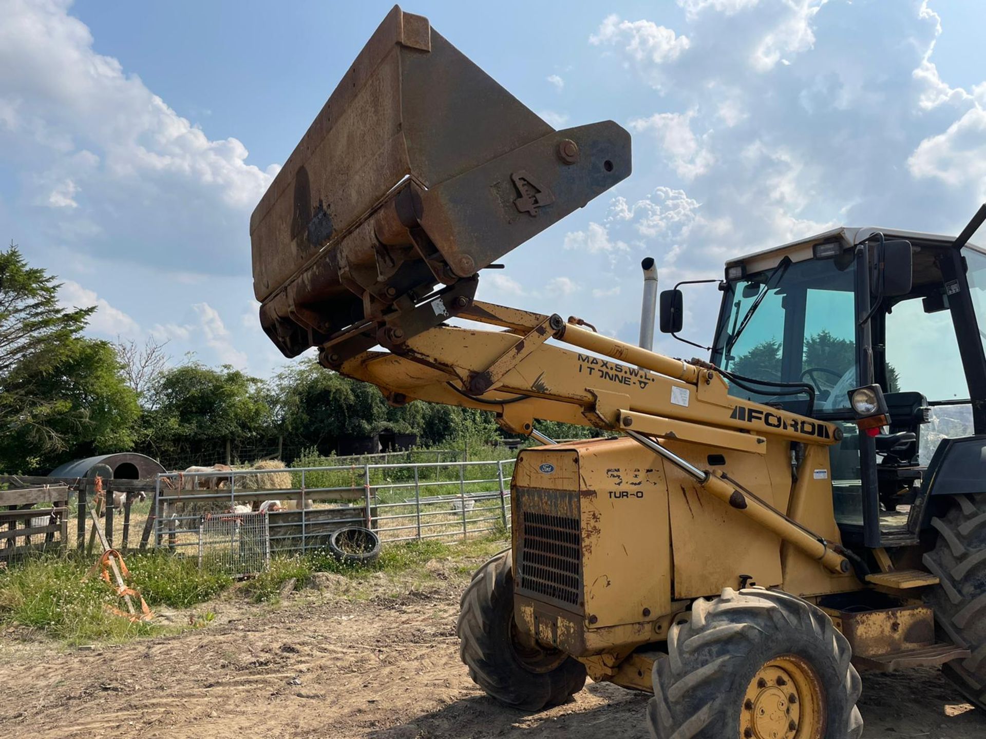 FORD 655D WHEEL DIGGER, RUNS DRIVES AND LIFTS, ROAD REGISTERED, FULLY GLASS CAB *PLUS VAT* - Image 5 of 14