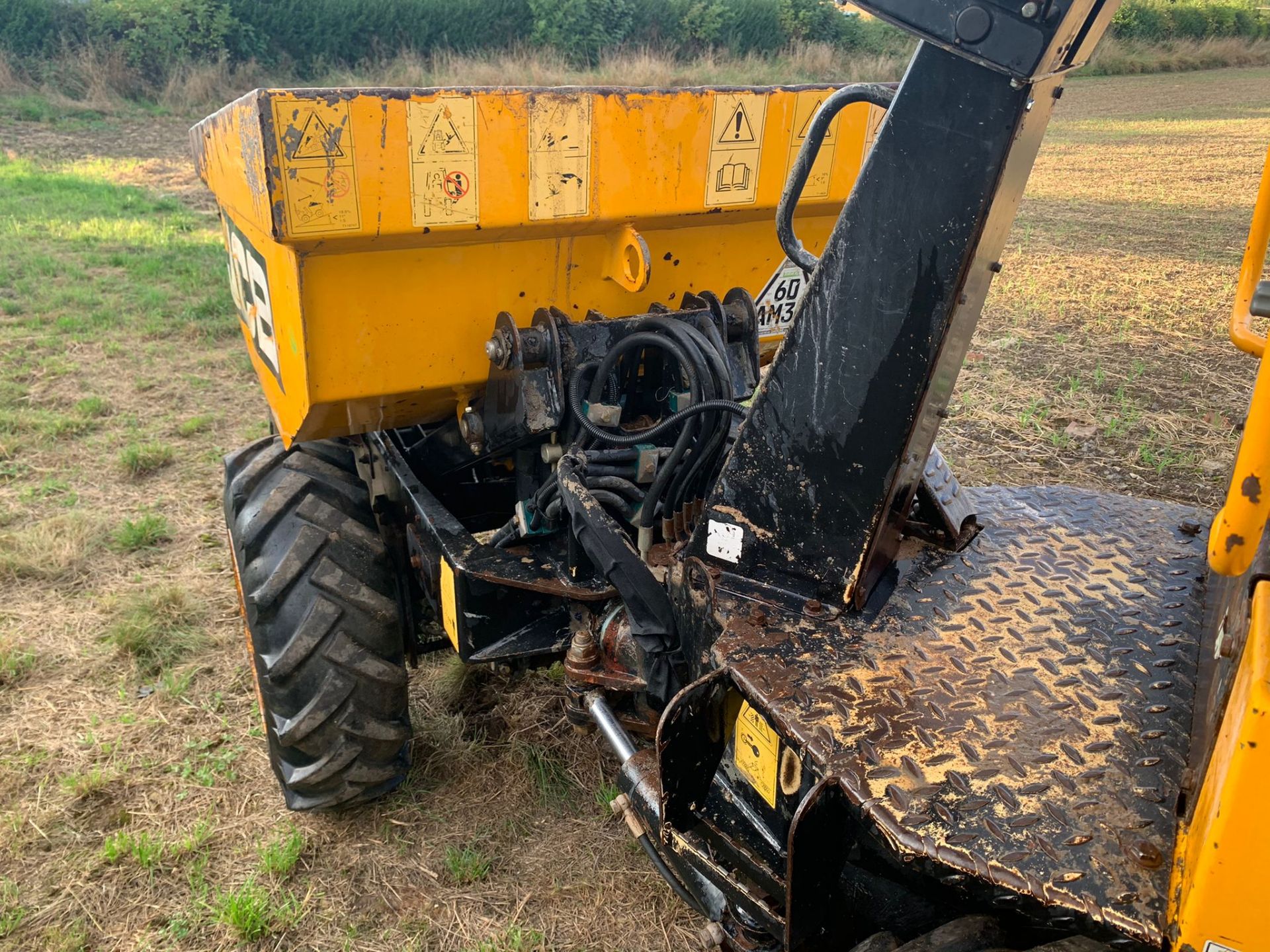 2016 JCB 1THT 1 TON DUMPER, RUNS DRIVES AND TIPS, PIVOT STEERED, HYDROSTATIC, GOOD SOLID SKIP - Image 10 of 12