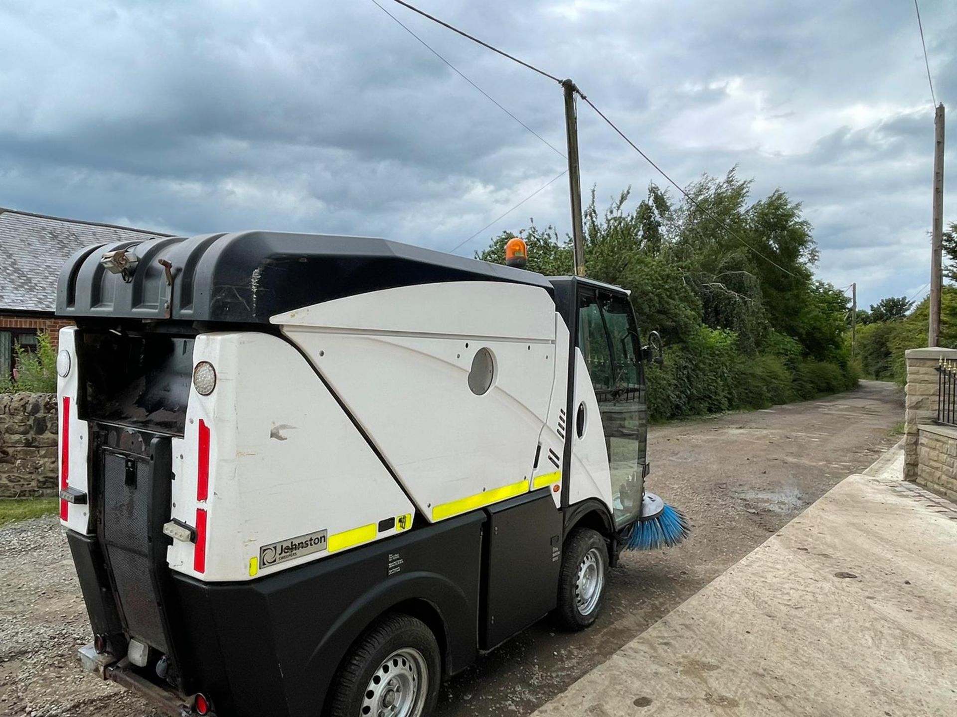 60 PLATE (2010) JOHNSTON ROAD SWEEPER, RUNS WORKS AND SWEEPS WELL, LOW HOURS ONLY 2159 *NO VAT* - Image 4 of 6