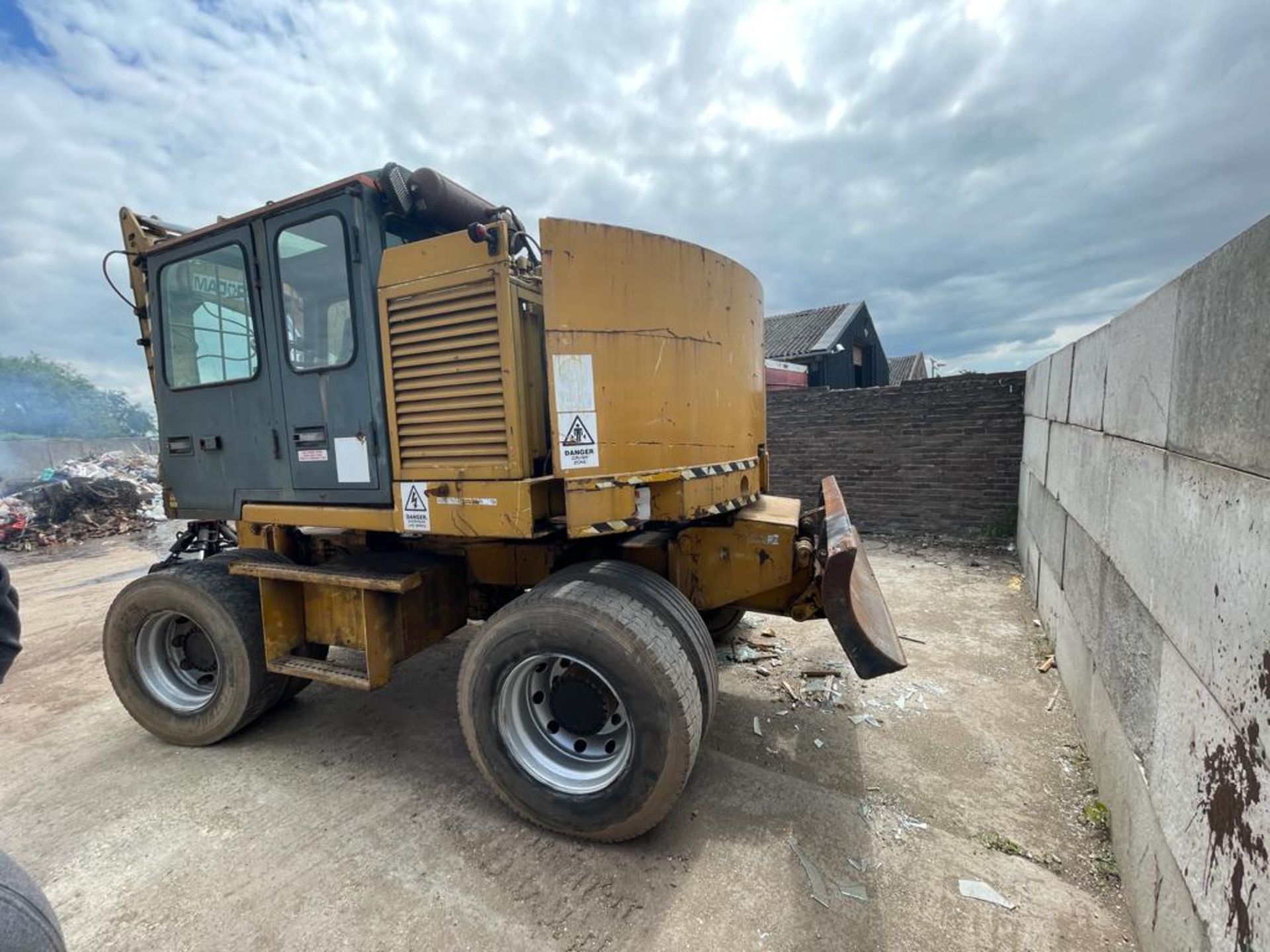 1999 SCRAP HANDLER WITH GRAB, STARTS GRABS AND LIFTS AS IT SHOULD *NO VAT* - Image 4 of 13