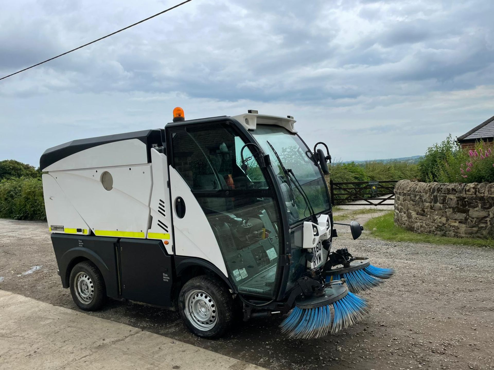 60 PLATE (2010) JOHNSTON ROAD SWEEPER, RUNS WORKS AND SWEEPS WELL, LOW HOURS ONLY 2159 *NO VAT* - Image 3 of 6