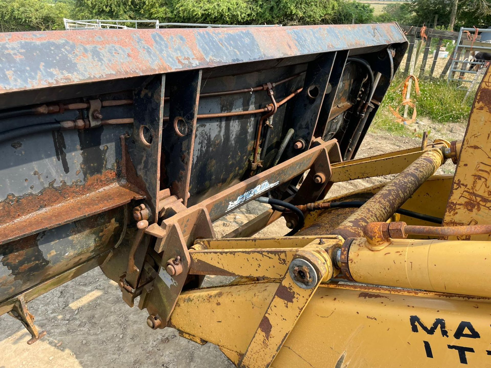 FORD 655D WHEEL DIGGER, RUNS DRIVES AND LIFTS, ROAD REGISTERED, FULLY GLASS CAB *PLUS VAT* - Image 10 of 14