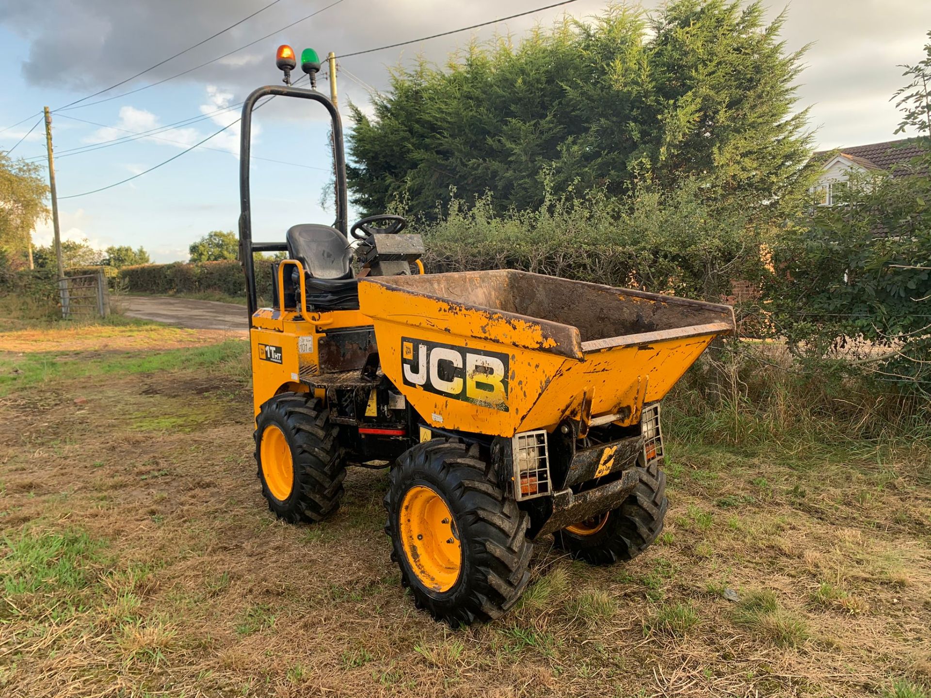 2016 JCB 1THT 1 TON DUMPER, RUNS DRIVES AND TIPS, PIVOT STEERED, HYDROSTATIC, GOOD SOLID SKIP