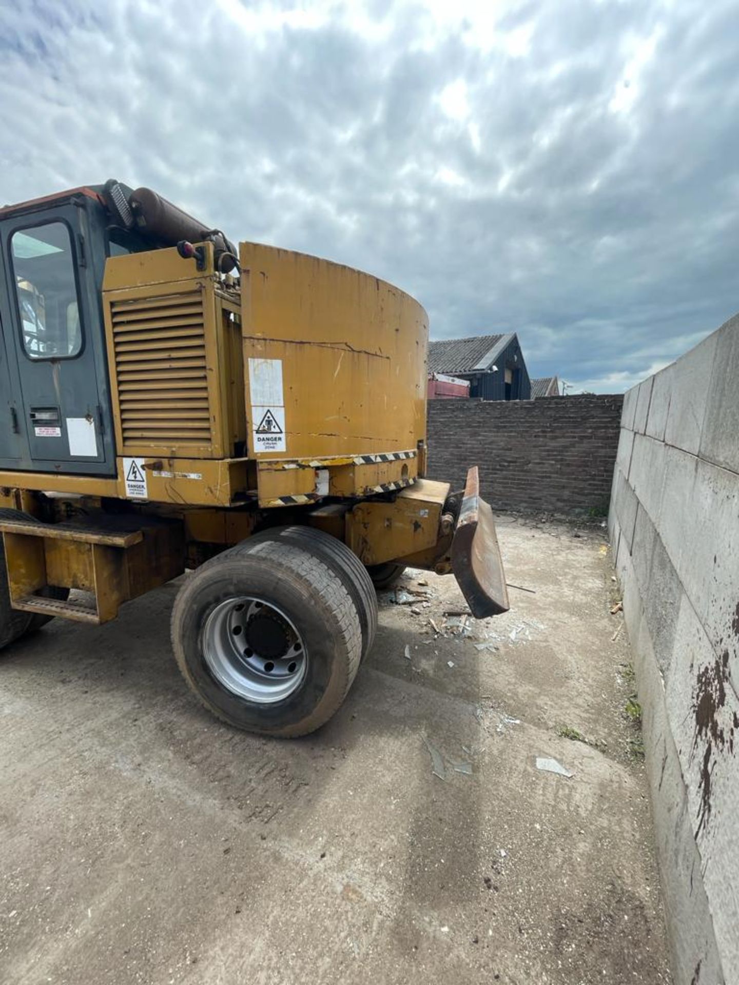 1999 SCRAP HANDLER WITH GRAB, STARTS GRABS AND LIFTS AS IT SHOULD *NO VAT* - Image 5 of 13