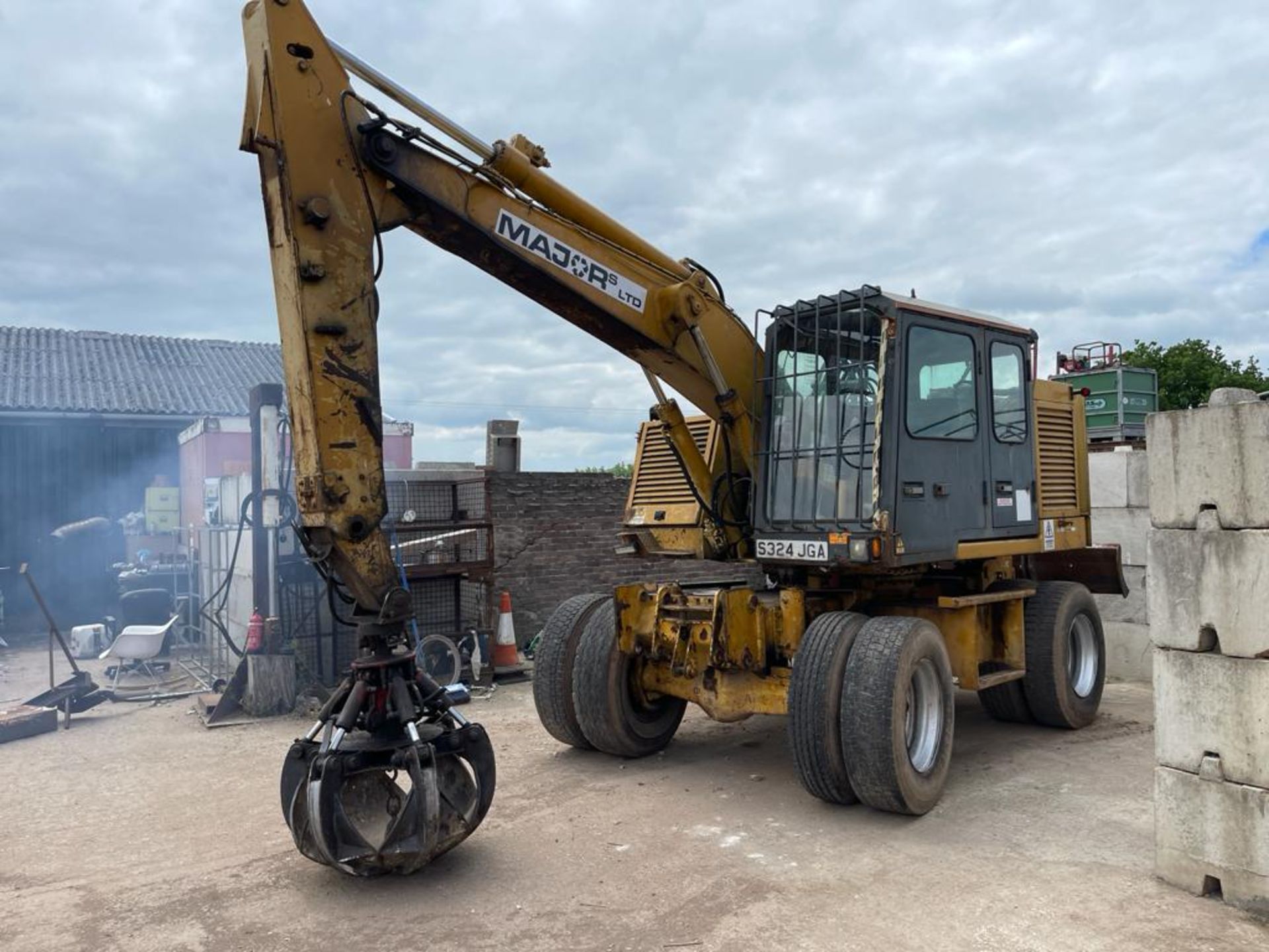 1999 SCRAP HANDLER WITH GRAB, STARTS GRABS AND LIFTS AS IT SHOULD *NO VAT* - Image 2 of 13