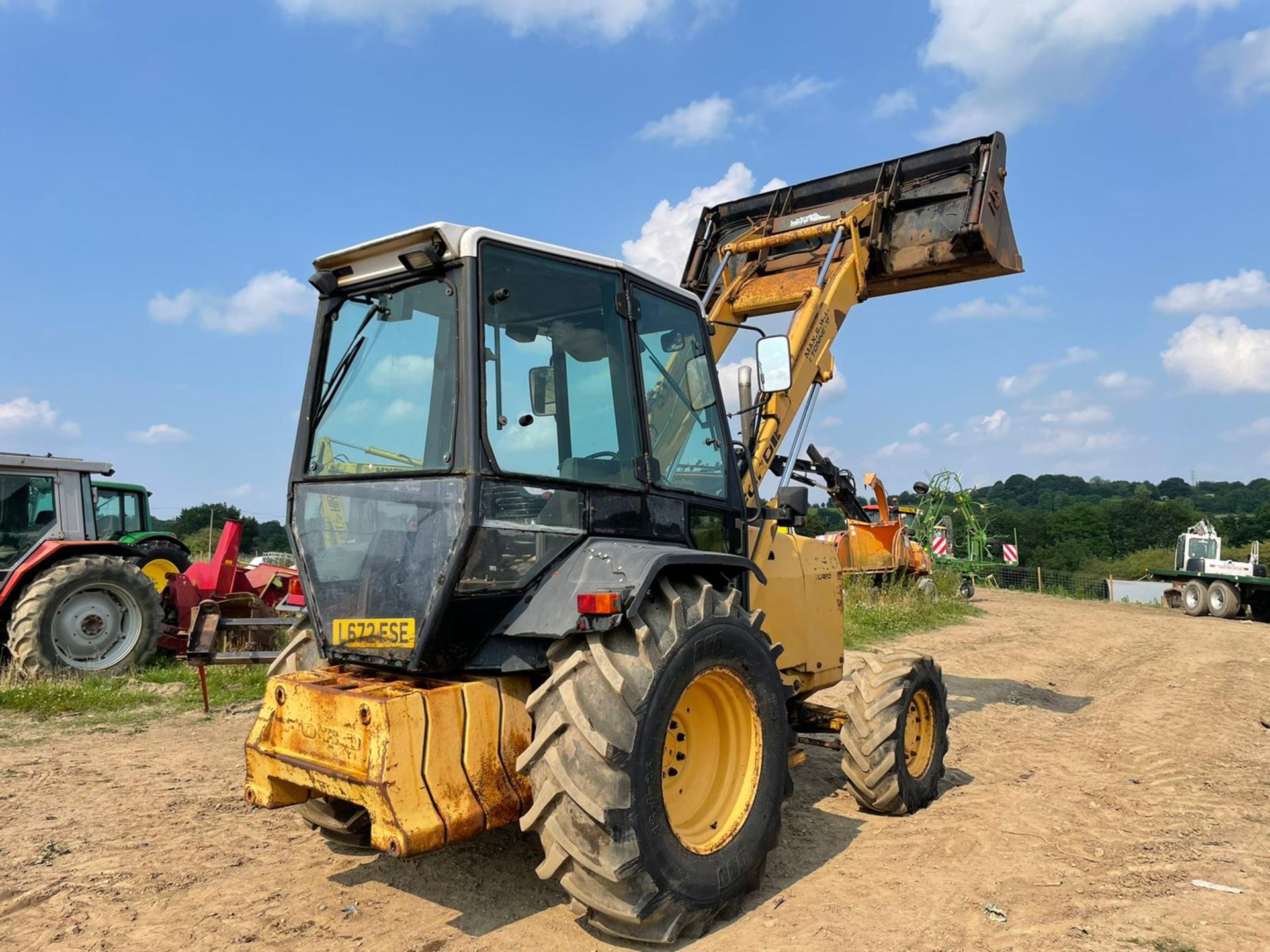 FORD 655D WHEEL DIGGER, RUNS DRIVES AND LIFTS, ROAD REGISTERED, FULLY GLASS CAB *PLUS VAT* - Image 7 of 14