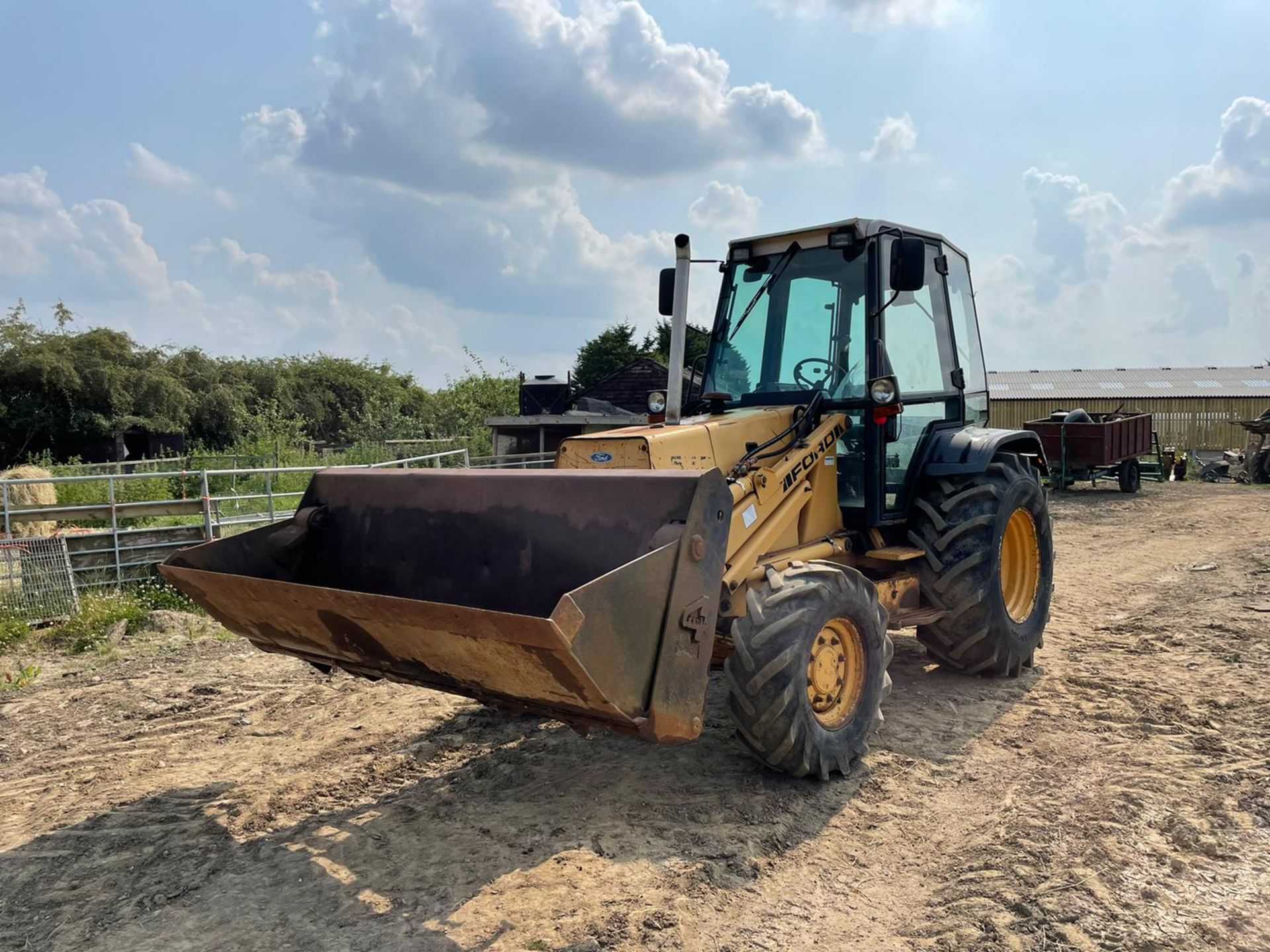 FORD 655D WHEEL DIGGER, RUNS DRIVES AND LIFTS, ROAD REGISTERED, FULLY GLASS CAB *PLUS VAT* - Image 3 of 14