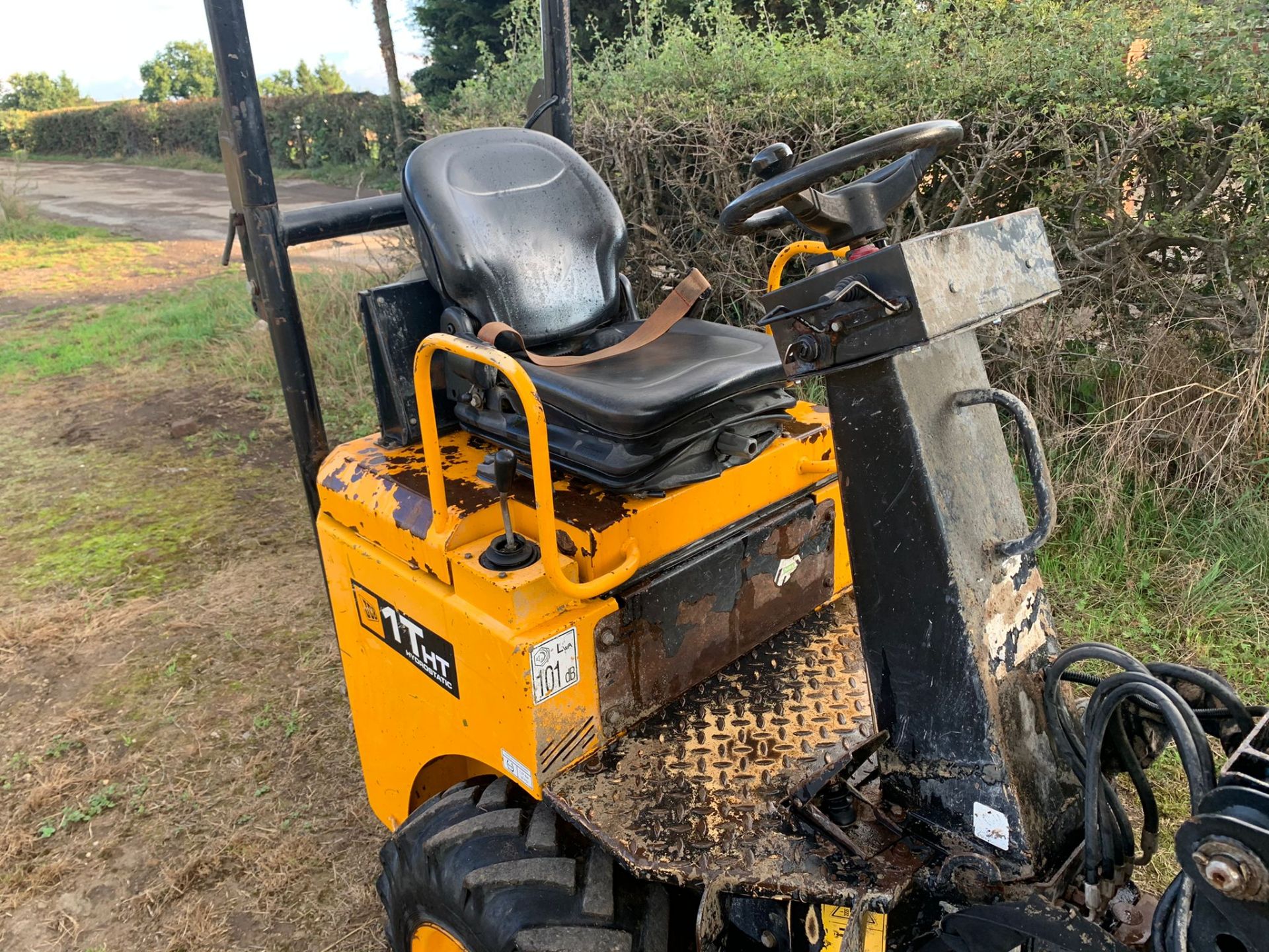 2016 JCB 1THT 1 TON DUMPER, RUNS DRIVES AND TIPS, PIVOT STEERED, HYDROSTATIC, GOOD SOLID SKIP - Image 11 of 12