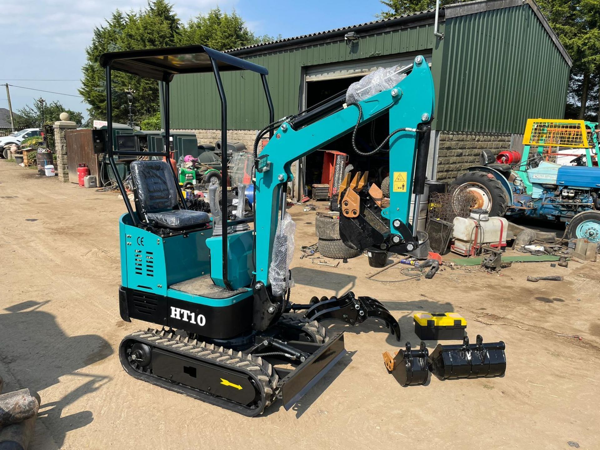NEW AND UNUSED HIGH TOP HT10 MINI DIGGER / EXCAVATOR, RUNS DRIVES AND DIGS *PLUS VAT* - Image 3 of 11