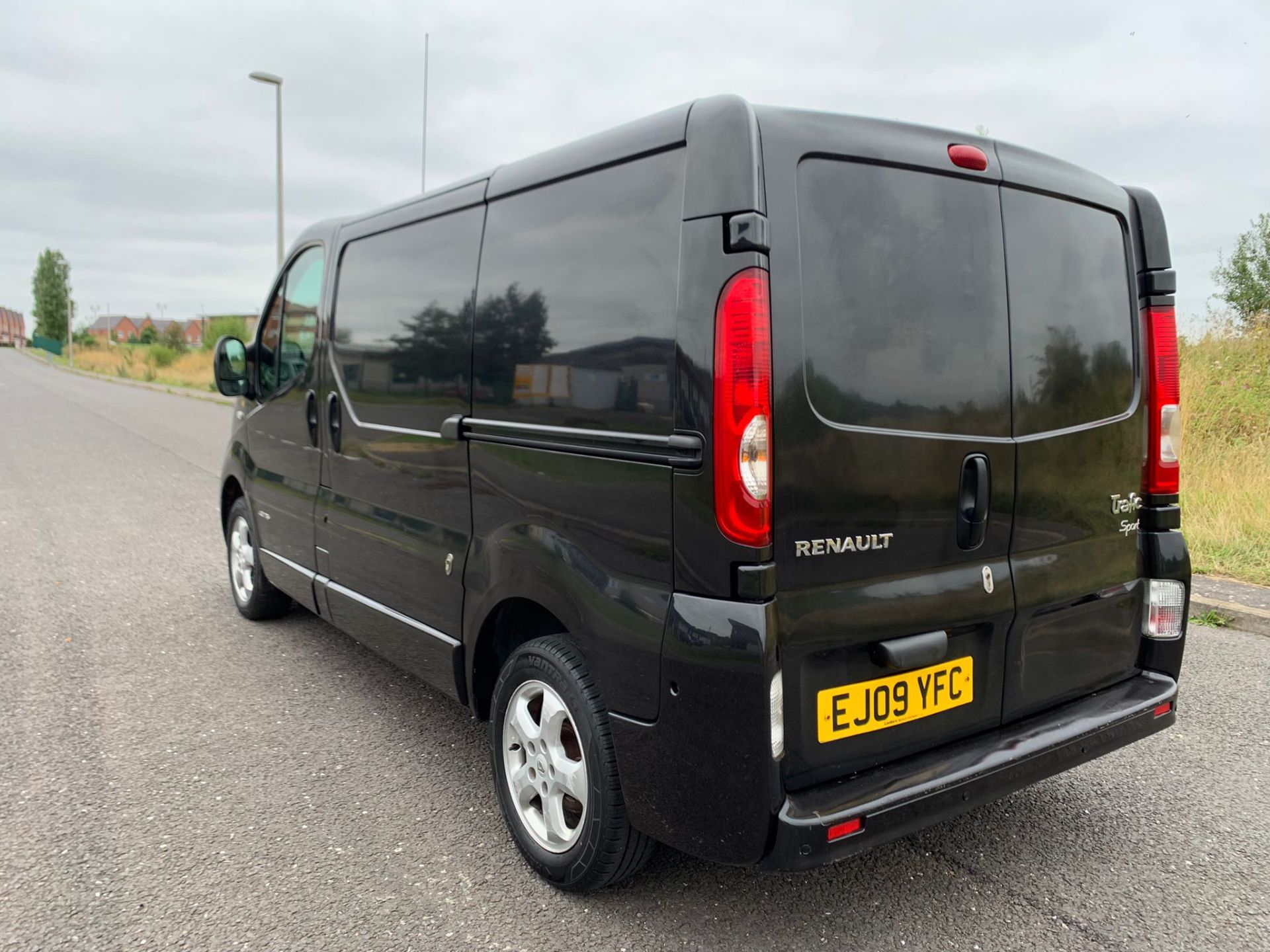 RENAULT TRAFIC SL27 SPORT DCI 115 BLACK PANEL VAN, 2.0 DIESEL, 127,364 MILES *NO VAT* - Image 5 of 22