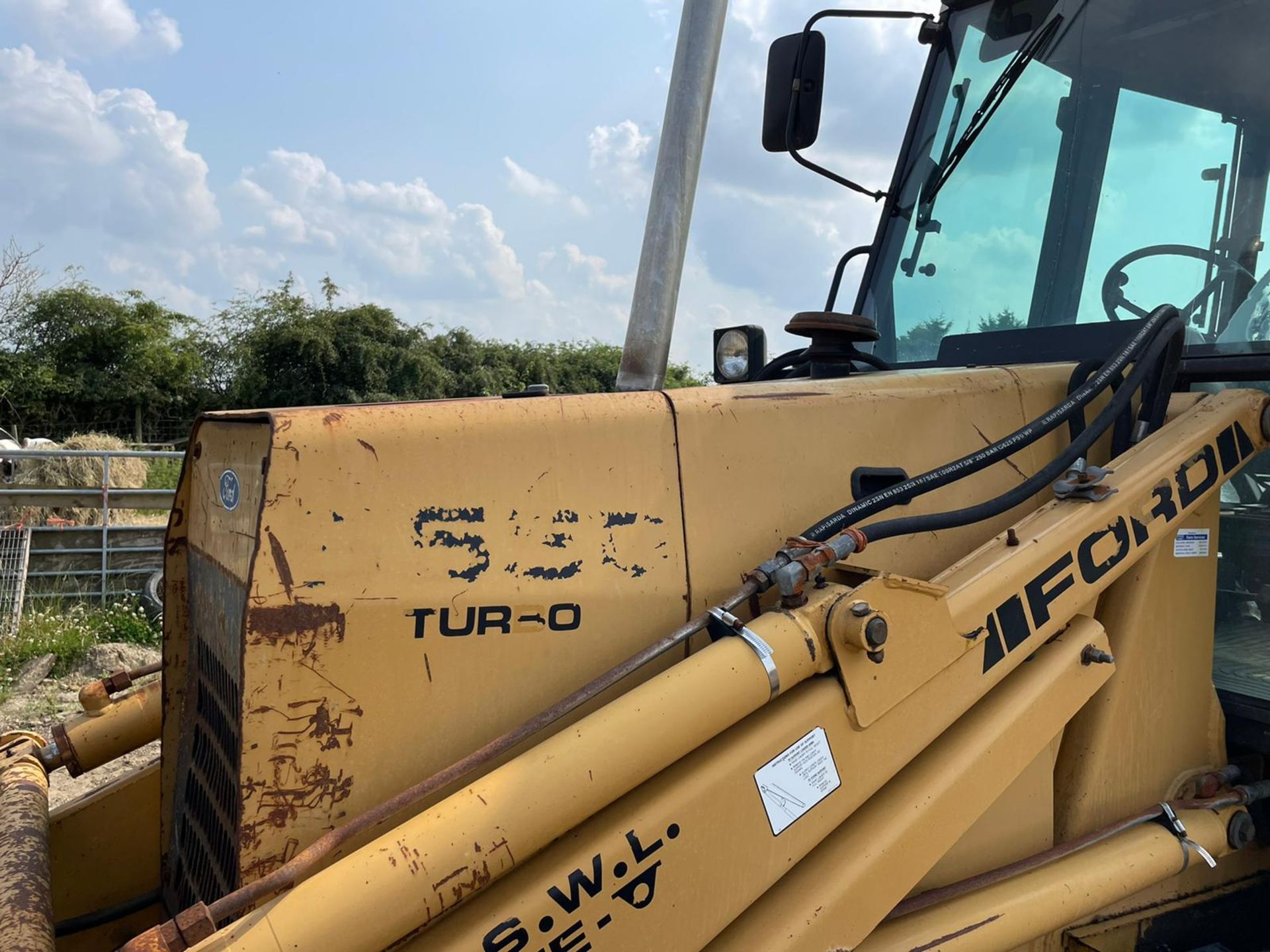 FORD 655D WHEEL DIGGER, RUNS DRIVES AND LIFTS, ROAD REGISTERED, FULLY GLASS CAB *PLUS VAT* - Image 8 of 14