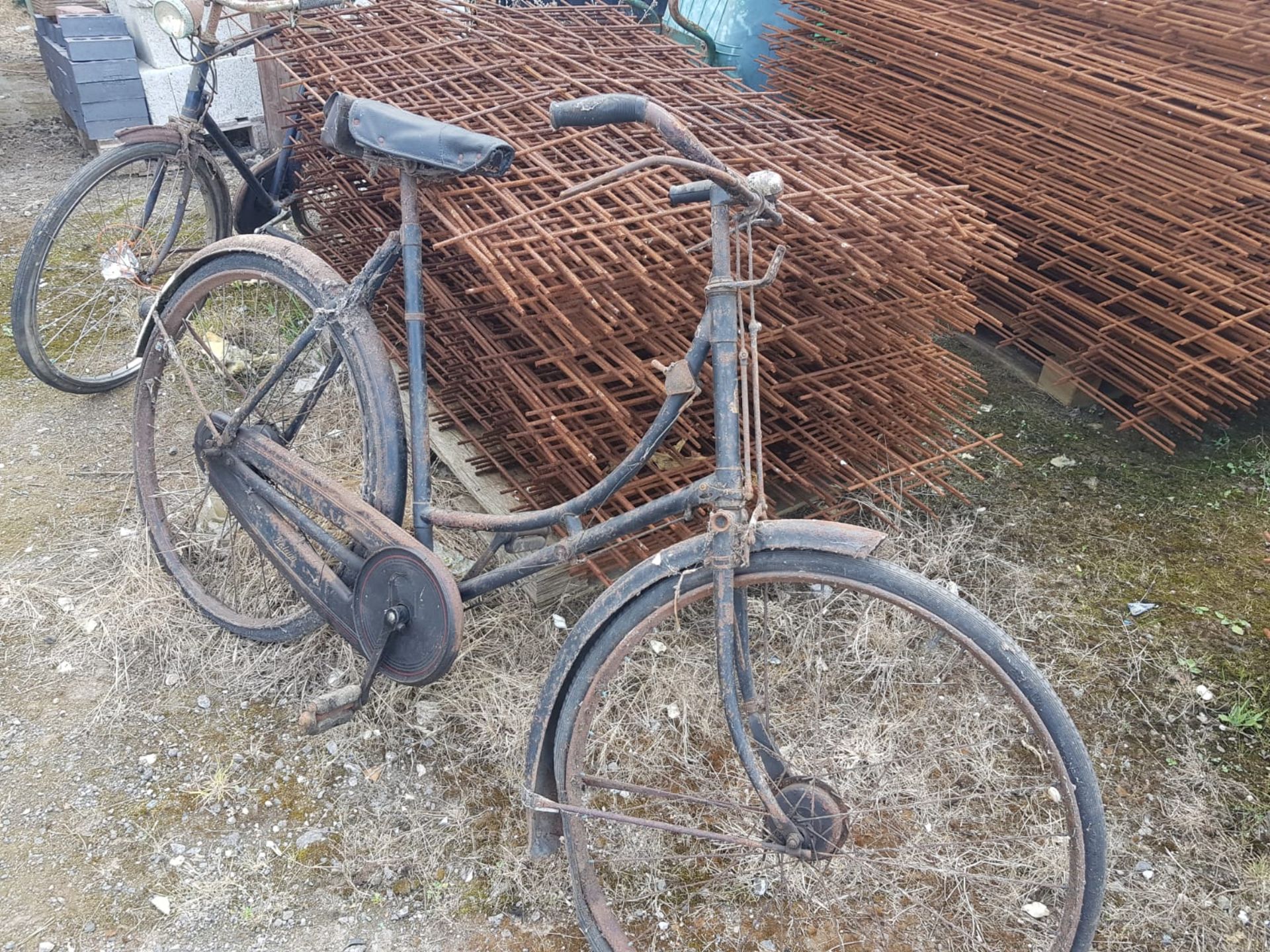 ANTIQUE WAR TIME RALEIGH BIKE, GENUINE BARN FIND *NO VAT* - Image 2 of 12