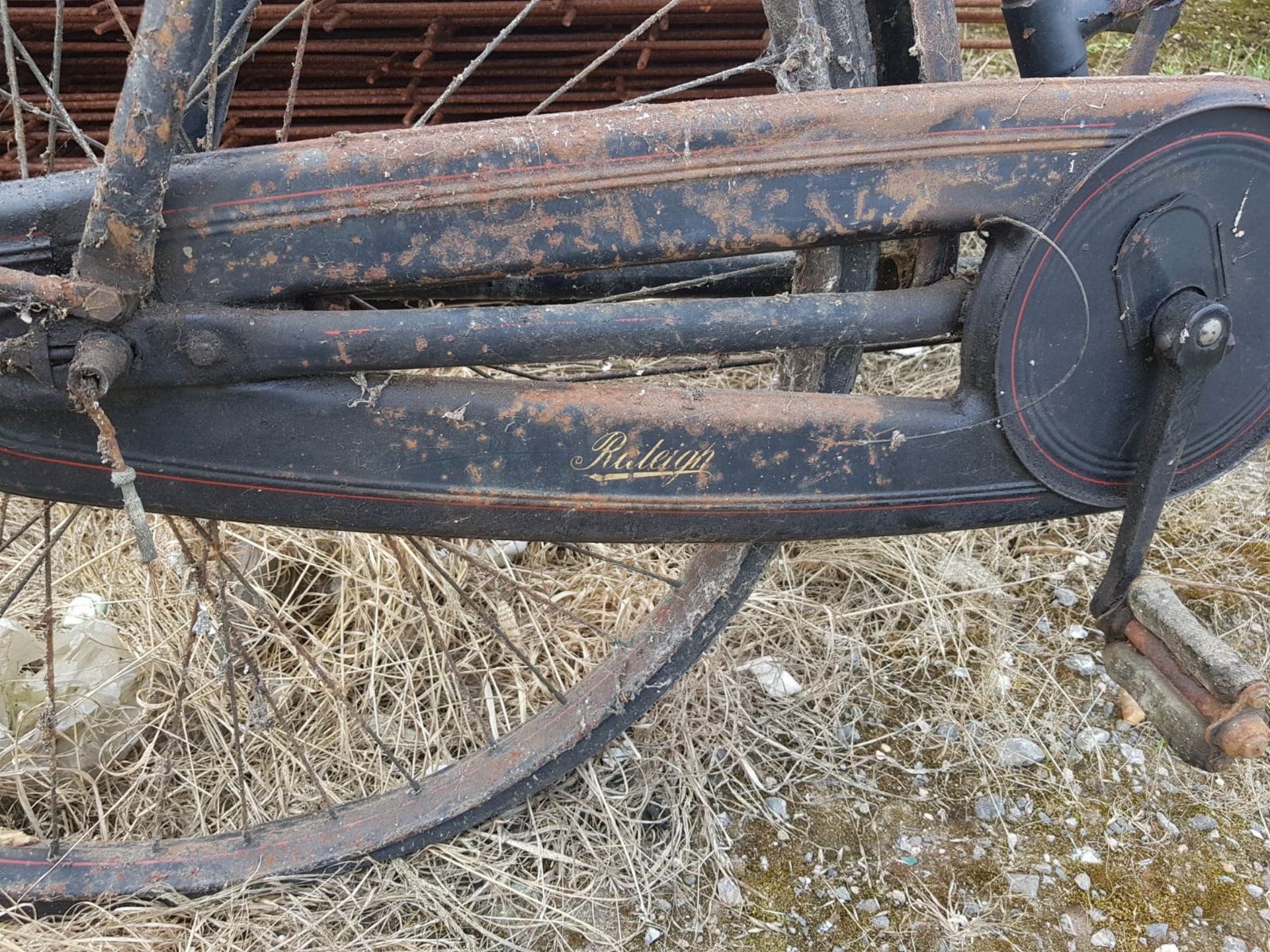 ANTIQUE WAR TIME RALEIGH BIKE, GENUINE BARN FIND *NO VAT* - Image 7 of 12