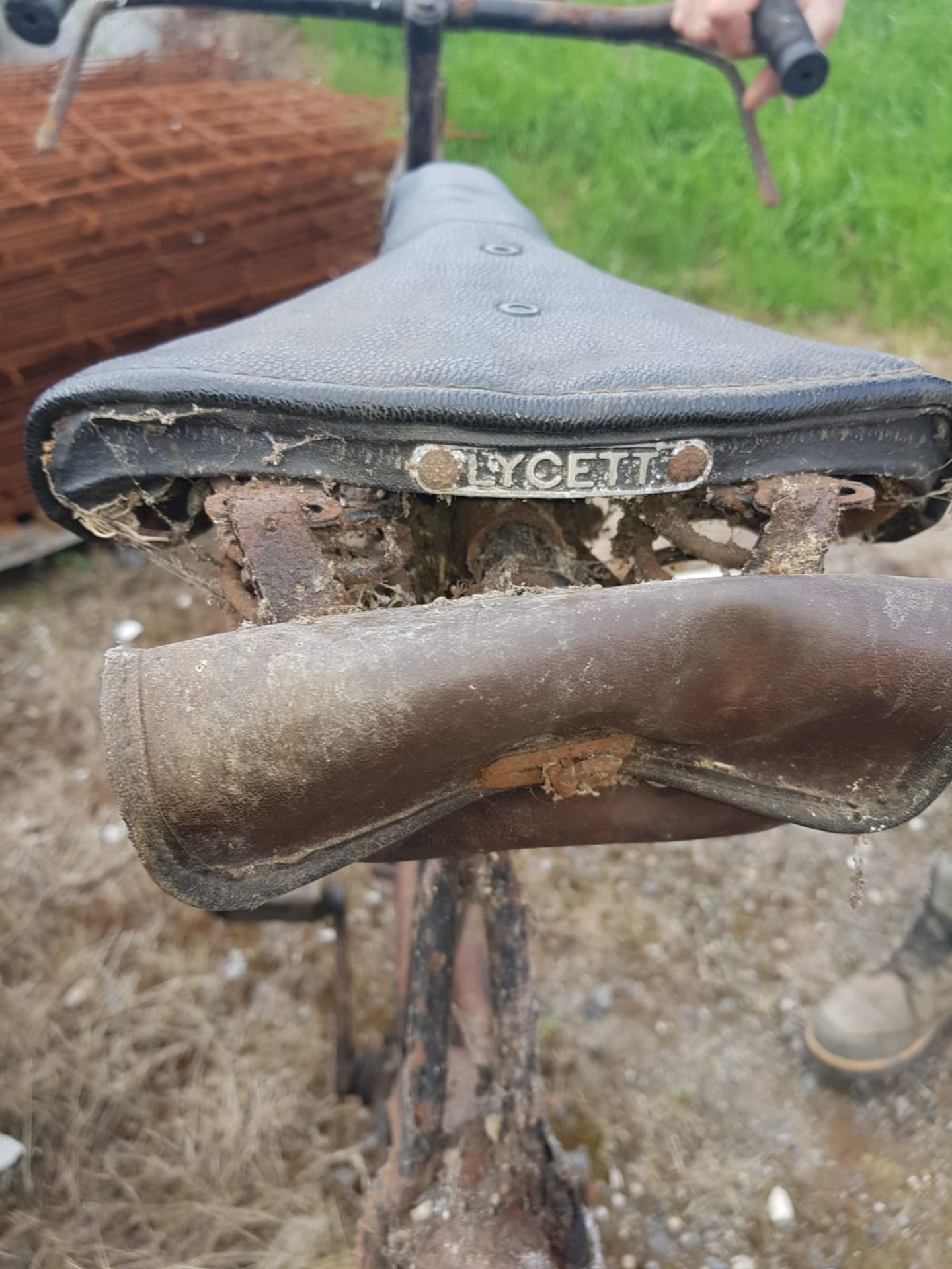 ANTIQUE WAR TIME RALEIGH BIKE, GENUINE BARN FIND *NO VAT* - Image 9 of 12