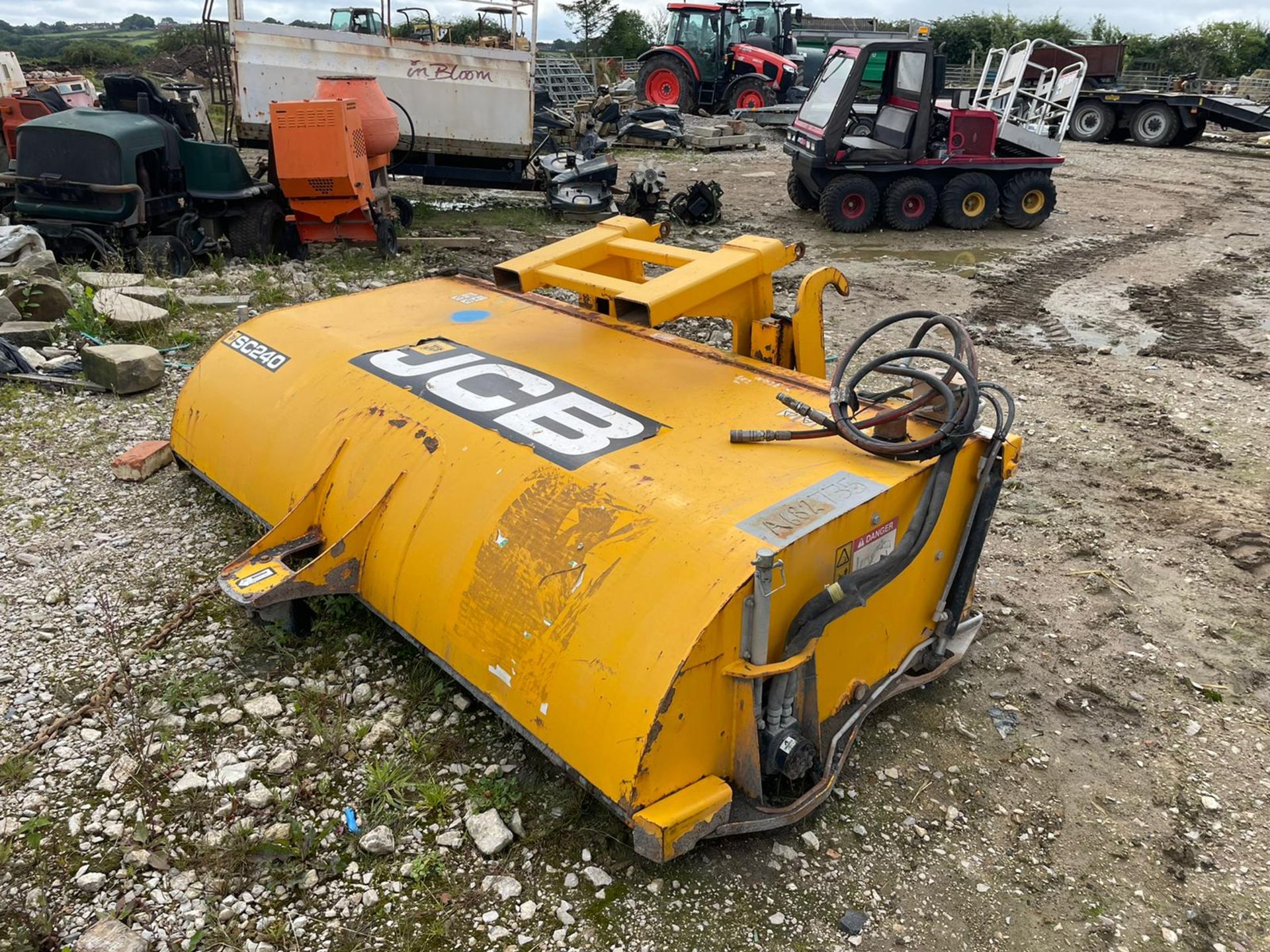 2017 JCB SC240 SWEEPER BUCKET, HYDRAULIC DRIVEN, SUITABLE FOR PALLET FORKS OR JCB QUICK HITCH - Image 2 of 7