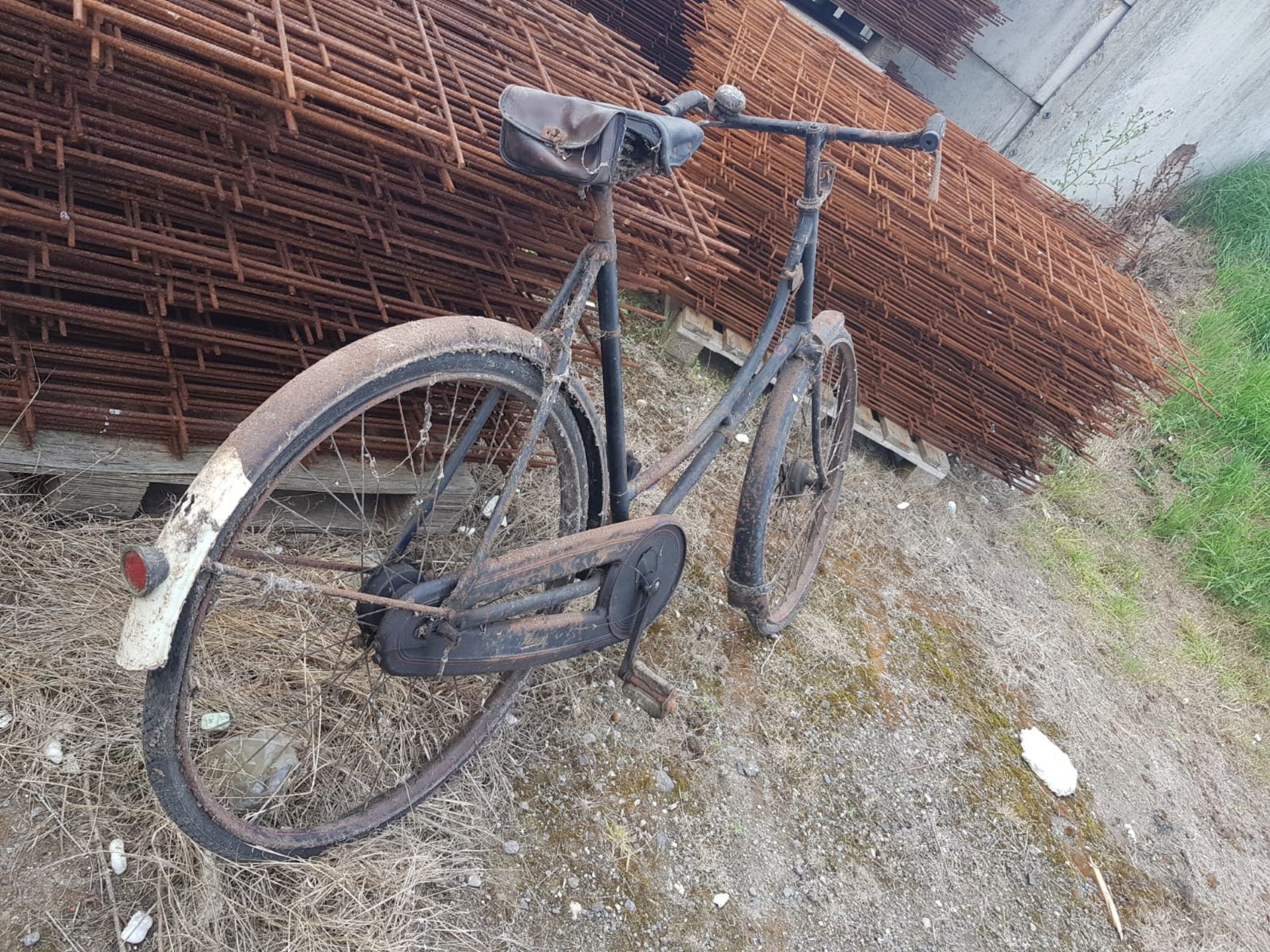 ANTIQUE WAR TIME RALEIGH BIKE, GENUINE BARN FIND *NO VAT* - Image 4 of 12