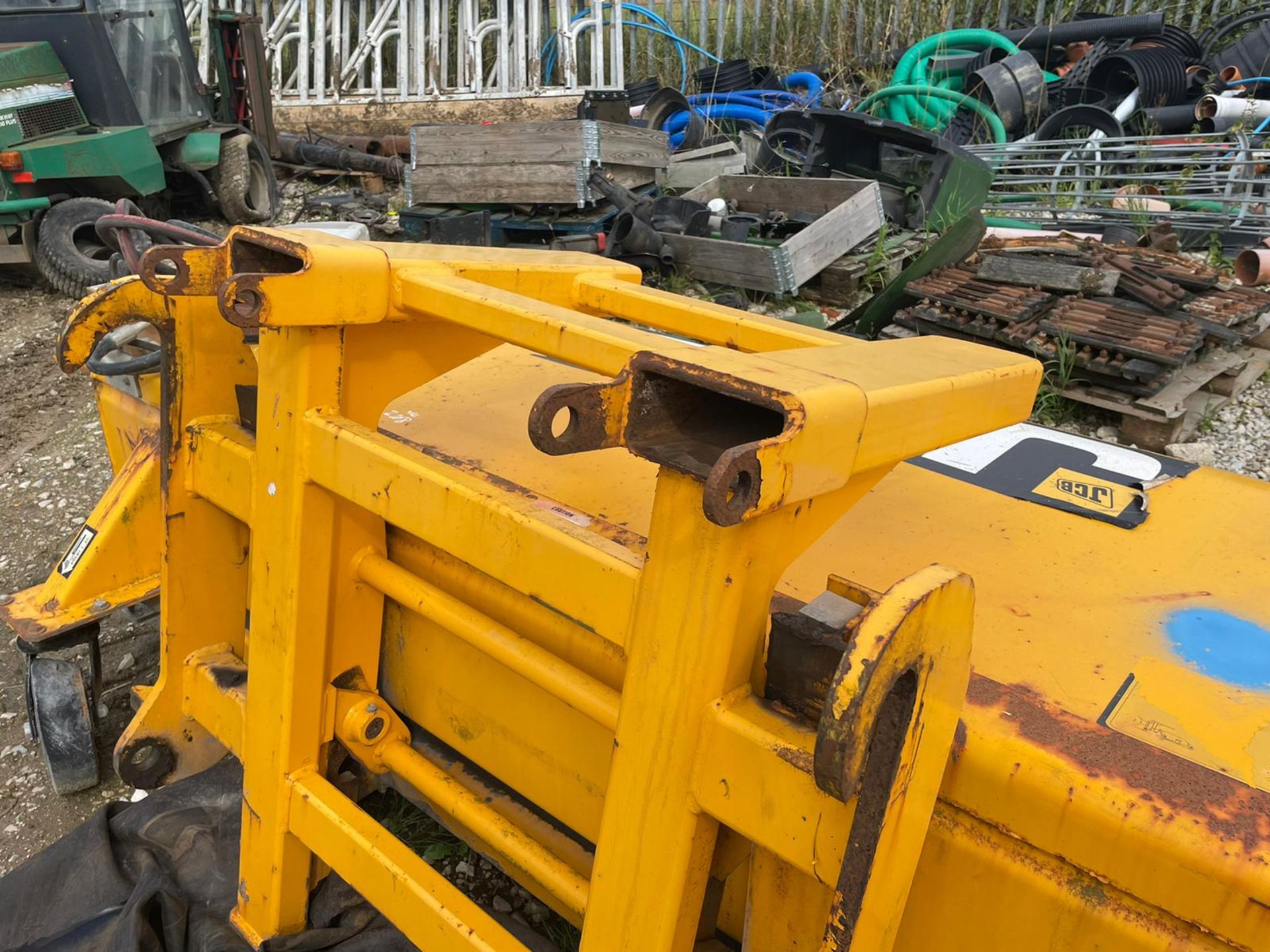 2017 JCB SC240 SWEEPER BUCKET, HYDRAULIC DRIVEN, SUITABLE FOR PALLET FORKS OR JCB QUICK HITCH - Image 5 of 7