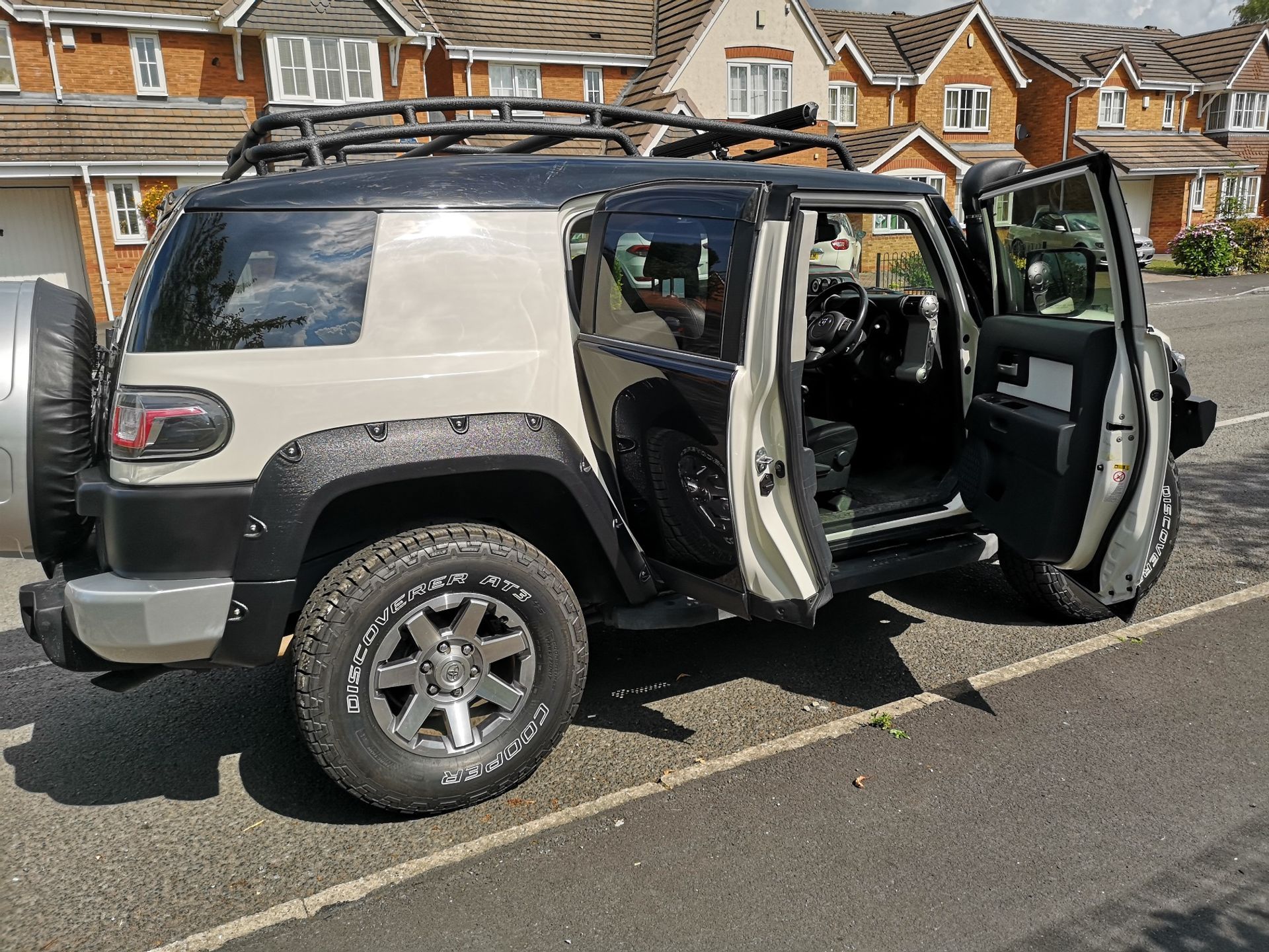 2014 WHITE RHD TOYOTA FJ CRUISER, 4.0 PETROL, ONLY 41,246 MILES *PLUS VAT* - Image 6 of 15