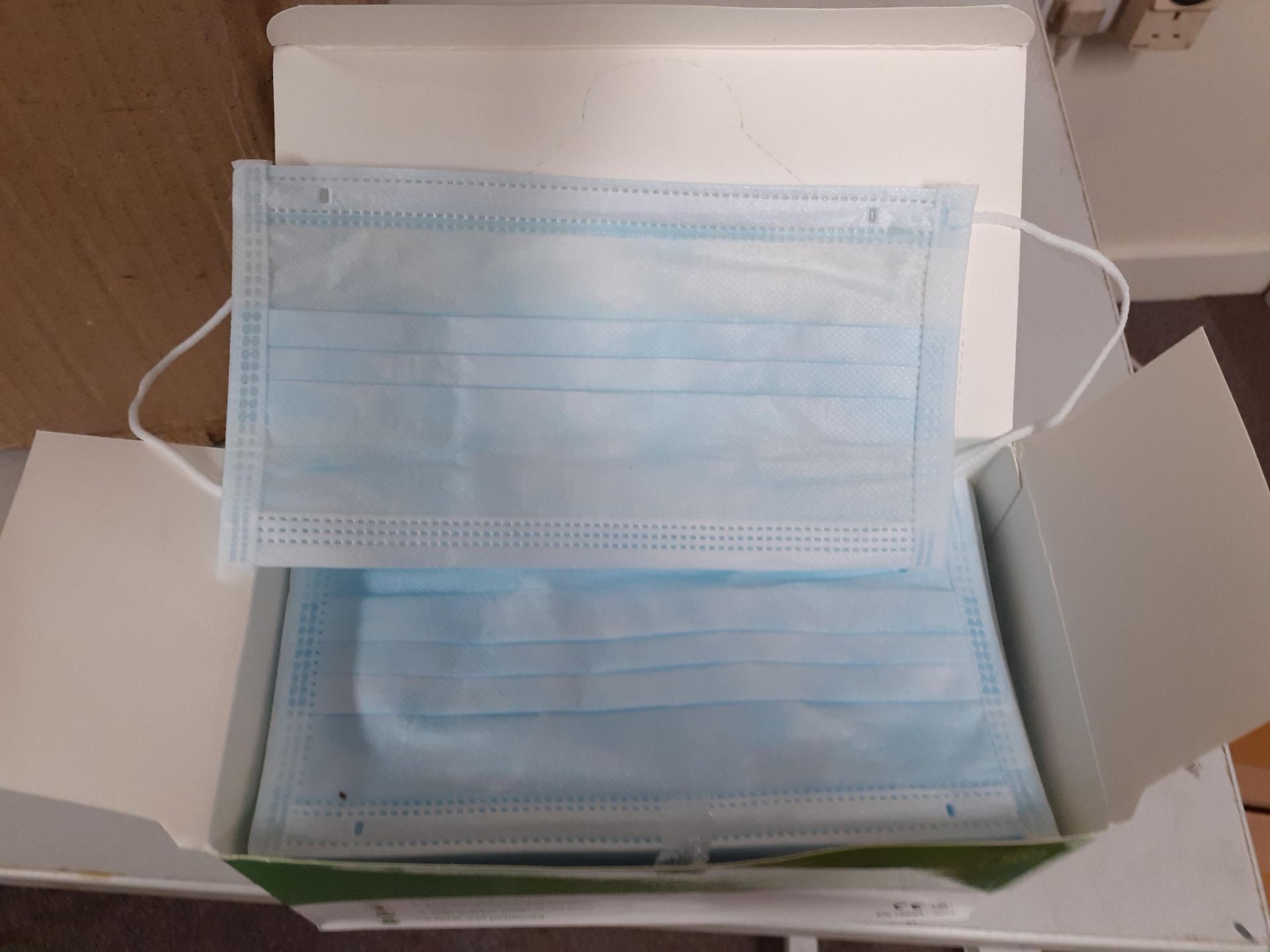 SURGICAL FACE MASKS - YOU'RE ONLY BIDDING FOR ONE CARTON OF 40 BOXES, EACH BOX = 50 MASKS 2000 TOTAL - Image 5 of 6