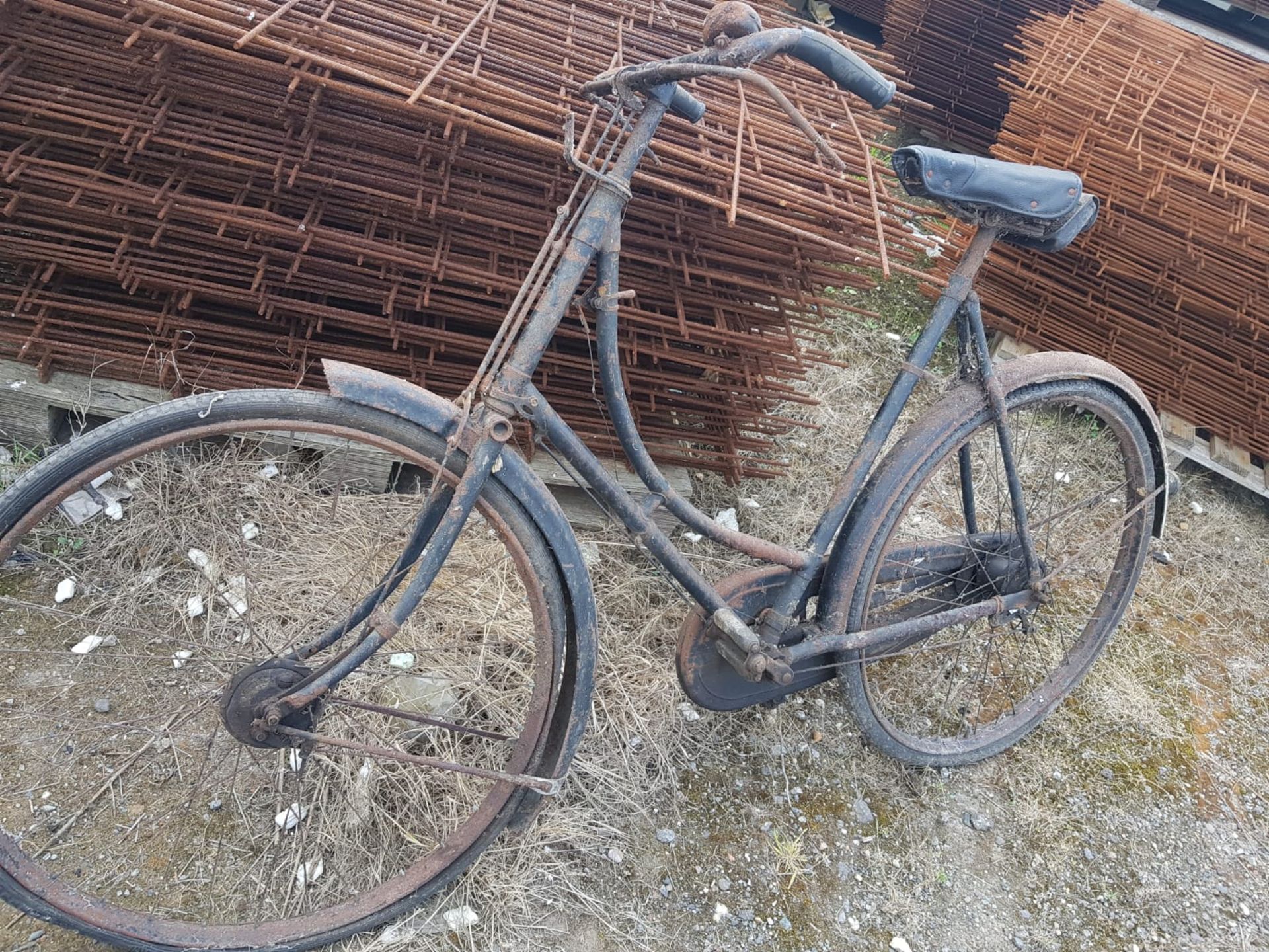 ANTIQUE WAR TIME RALEIGH BIKE, GENUINE BARN FIND *NO VAT* - Image 3 of 12