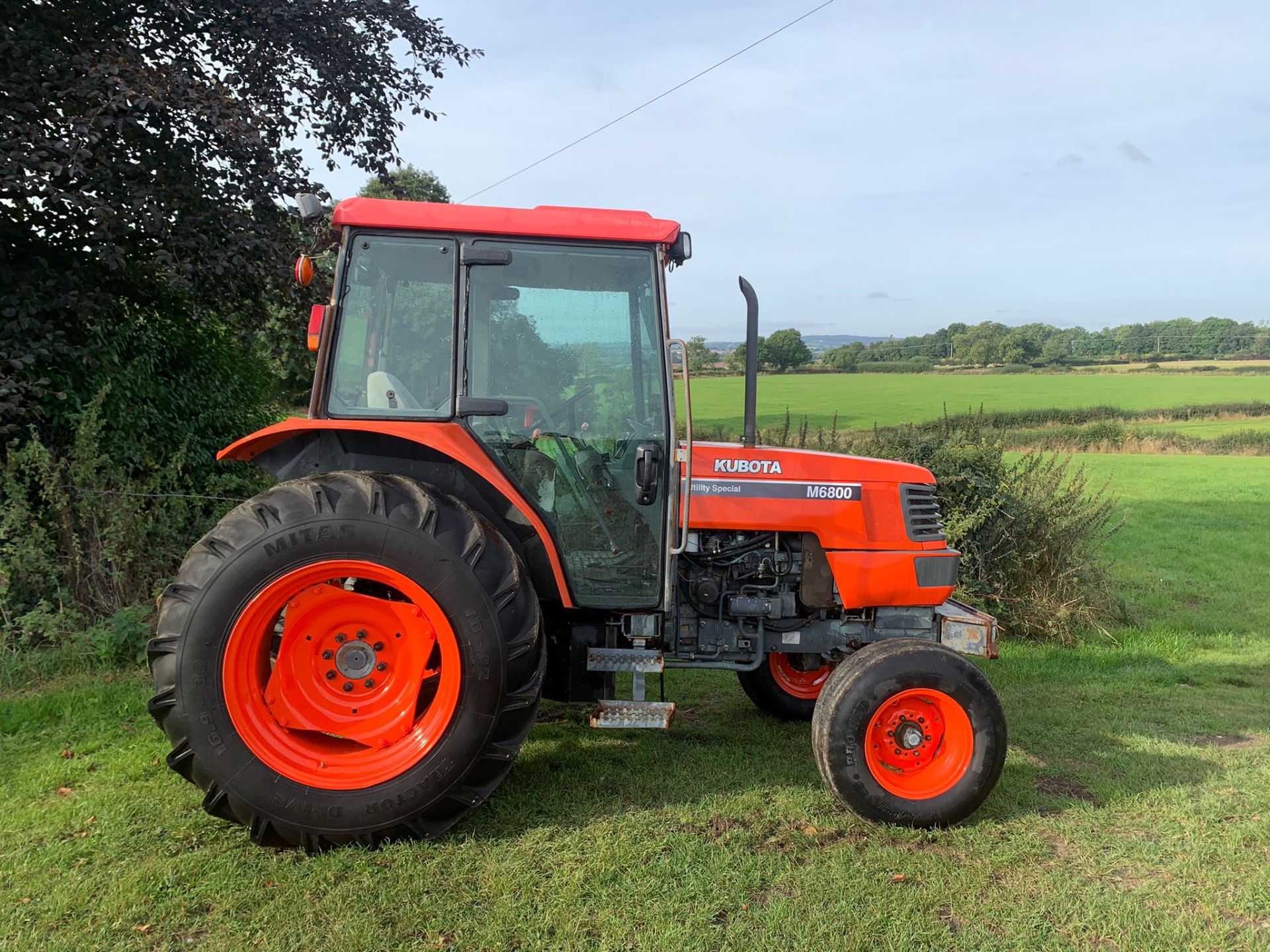 KUBOTA M6800 TRACTOR, RUNS DRIVES AND WORKS WELL, SHOWING A LOW 3414 HOURS *PLUS VAT* - Image 9 of 19