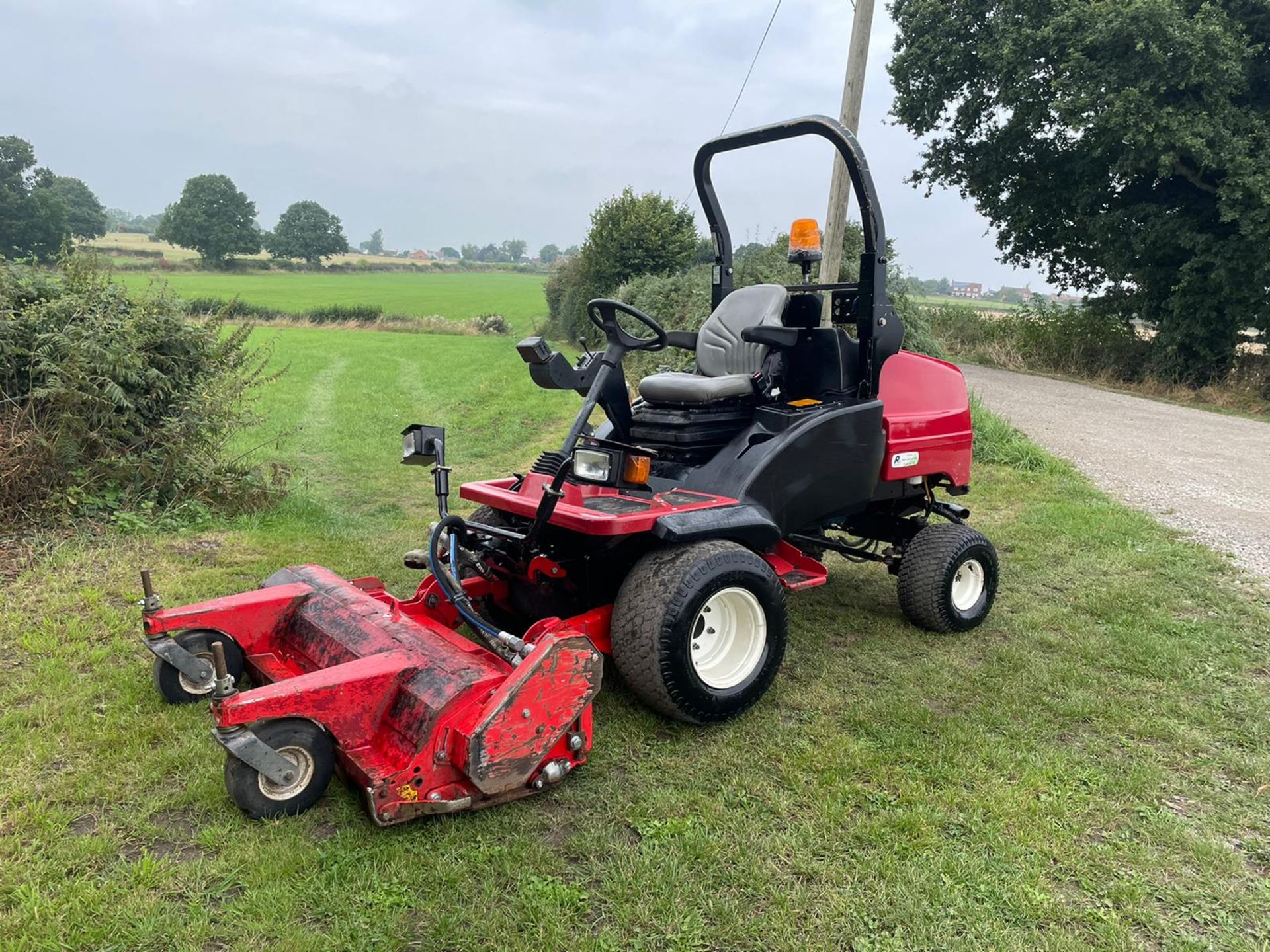 2015 TORO GM3400 4x4 RIDE ON MOWER, RUNS DRIVES CUTS WELL, A LOW AND GENUINE 2345 HOURS *PLUS VAT* - Image 2 of 17