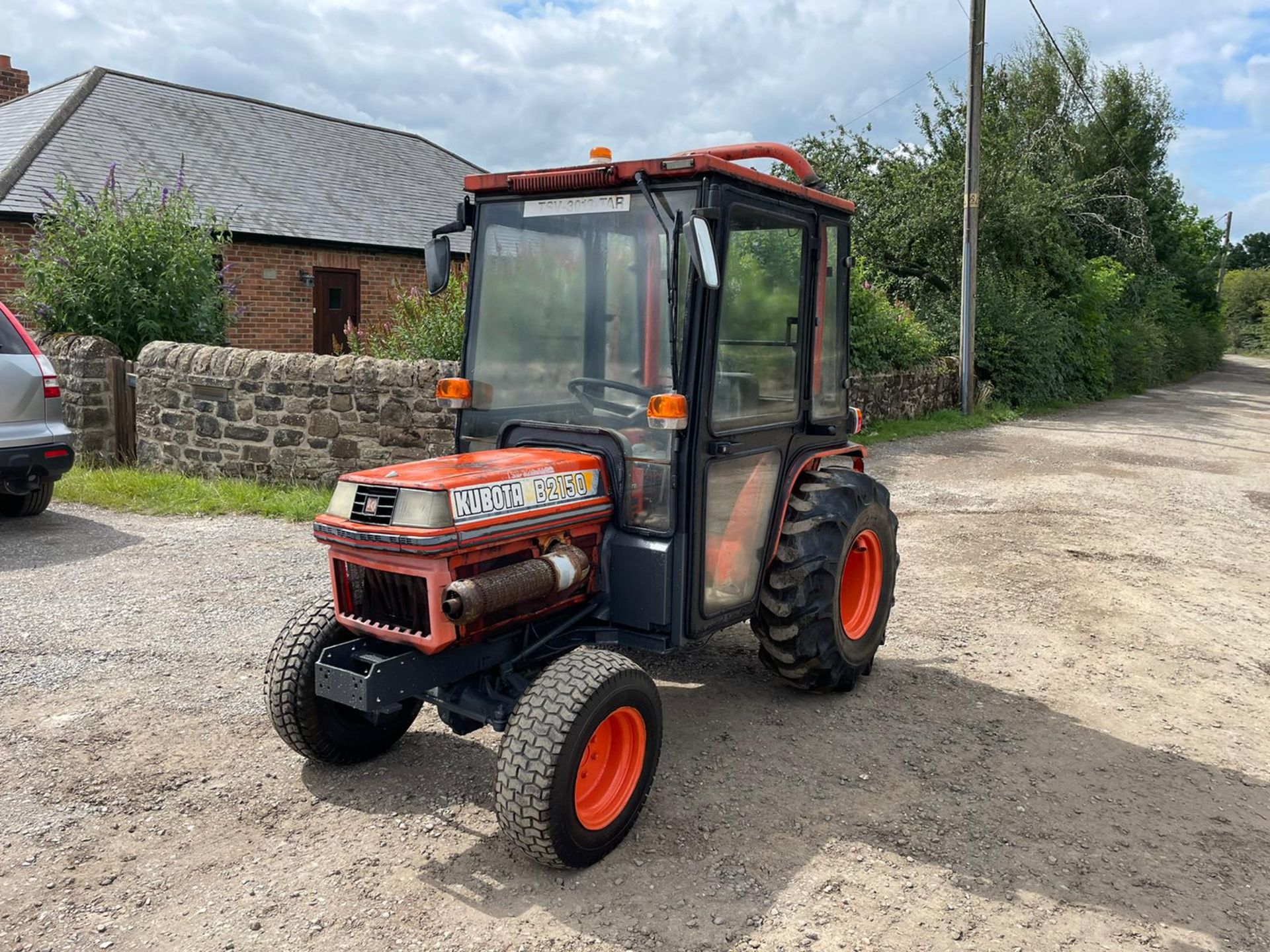 KUBOTA B2150 COMPACT TRACTOR, RUNS AND DRIVES, 3 POINT LINKAGE, 23HP, HYDROSTATIC *PLUS VAT* - Image 2 of 8