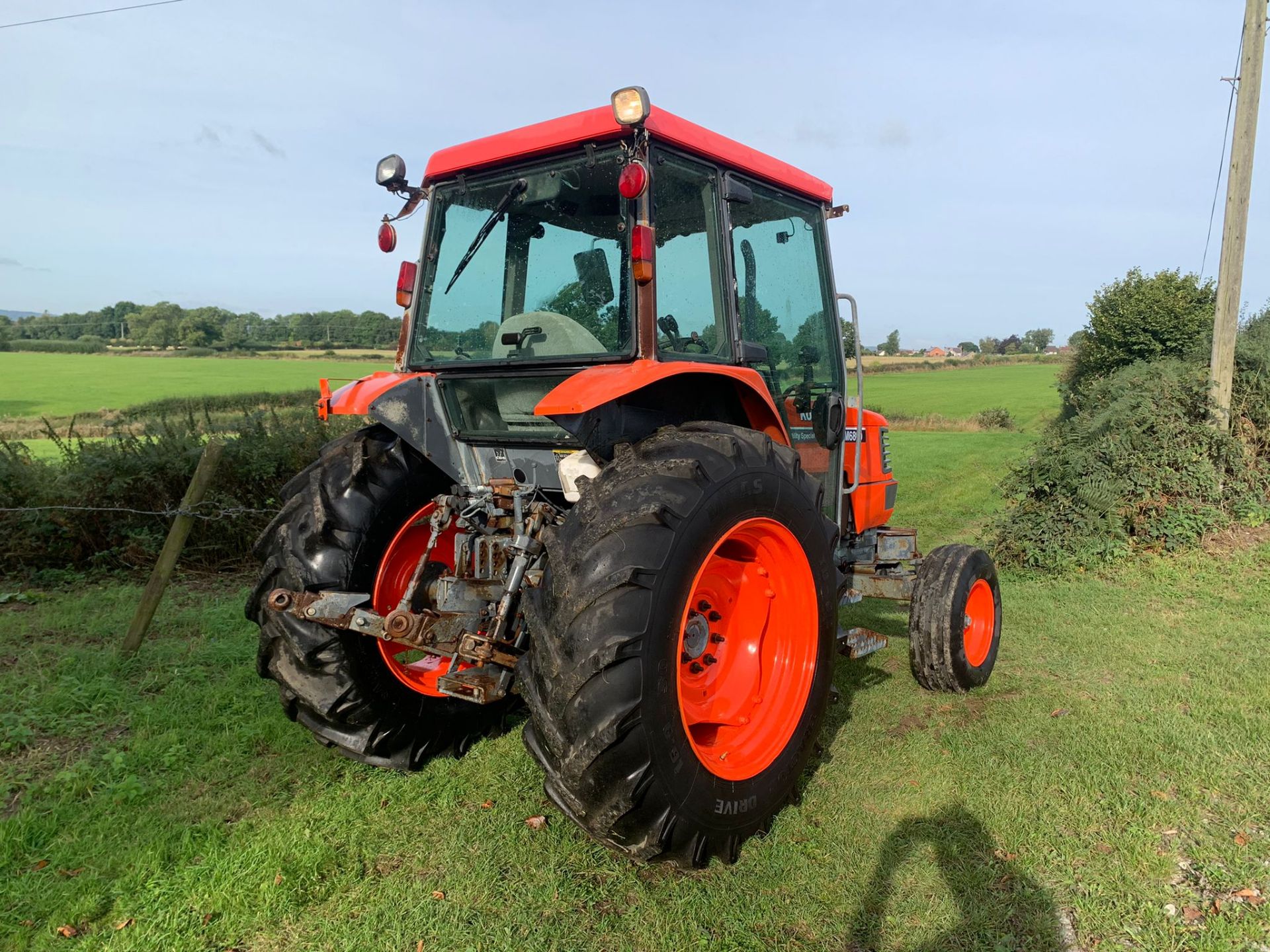 KUBOTA M6800 TRACTOR, RUNS DRIVES AND WORKS WELL, SHOWING A LOW 3414 HOURS *PLUS VAT* - Image 8 of 19