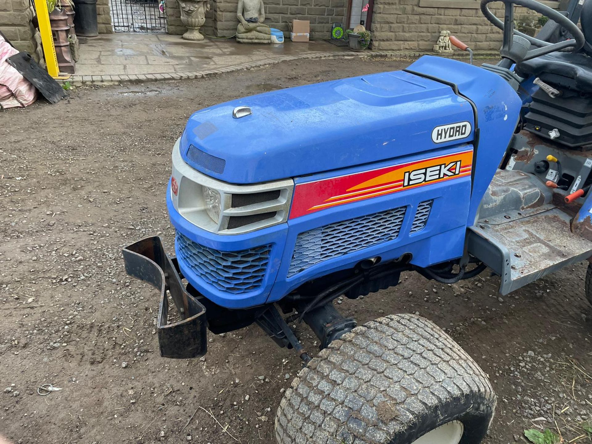 ISEKI TH4330 COMPACT TRACTOR, RUNS DRIVES AND WORKS, HYDROSTATIC, GRASS TYRES *PLUS VAT* - Image 6 of 12