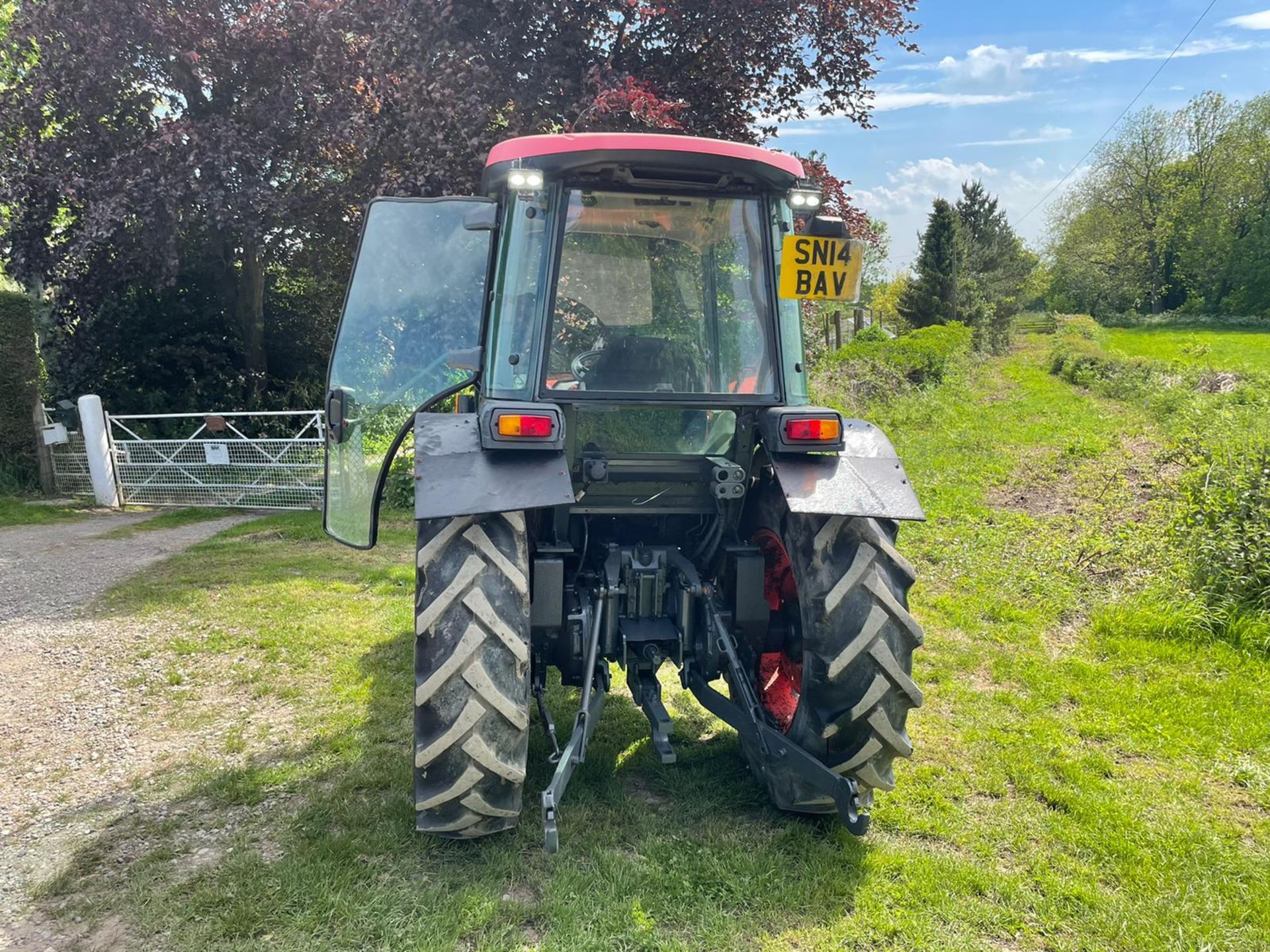 2014 KUBOTA L5740 TRACTOR, RUNS AND DRIVES, PTO WORKS, LINKAGE ARMS WORK, FULLY GLASS CAB *PLUS VAT* - Image 5 of 12