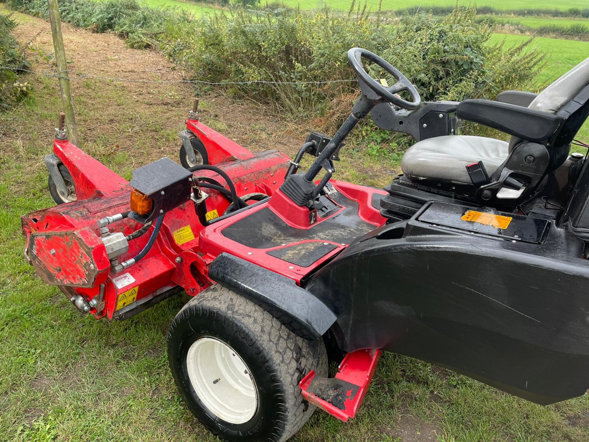 2015 TORO GM3400 4x4 RIDE ON MOWER, RUNS DRIVES CUTS WELL, A LOW AND GENUINE 2345 HOURS *PLUS VAT* - Image 11 of 17