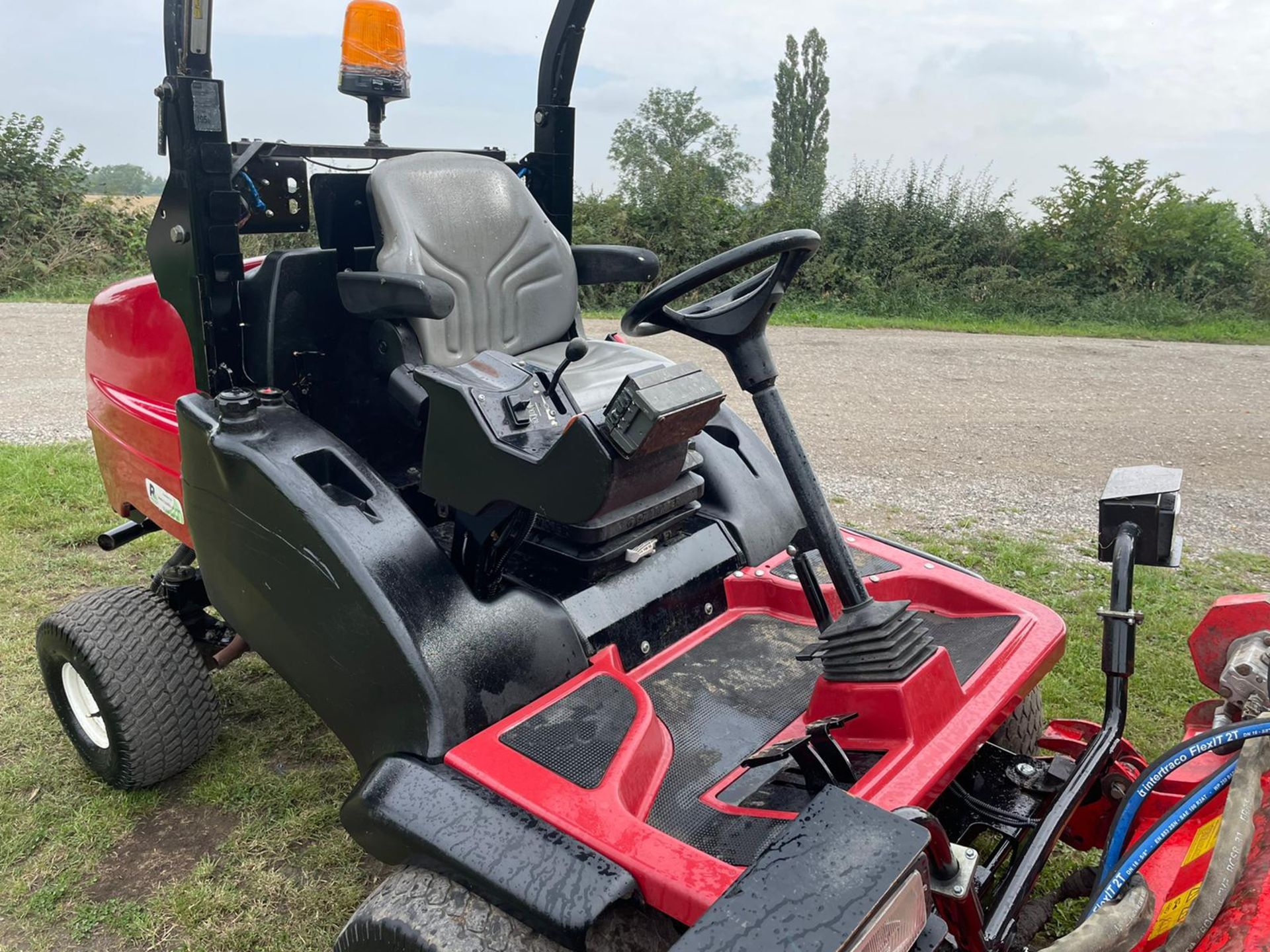 2015 TORO GM3400 4x4 RIDE ON MOWER, RUNS DRIVES CUTS WELL, A LOW AND GENUINE 2345 HOURS *PLUS VAT* - Image 9 of 17