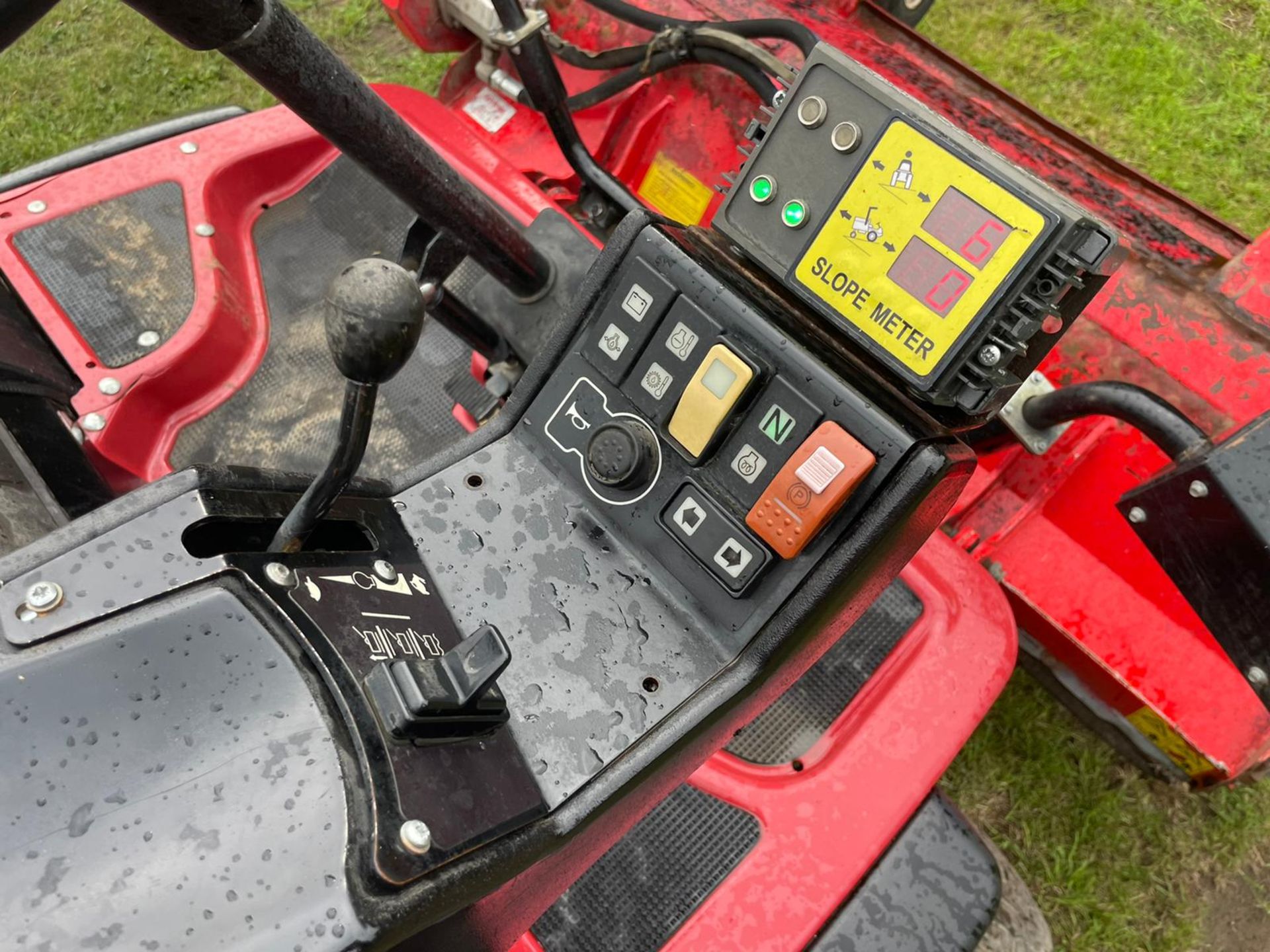 2015 TORO GM3400 4x4 RIDE ON MOWER, RUNS DRIVES CUTS WELL, A LOW AND GENUINE 2345 HOURS *PLUS VAT* - Image 12 of 17