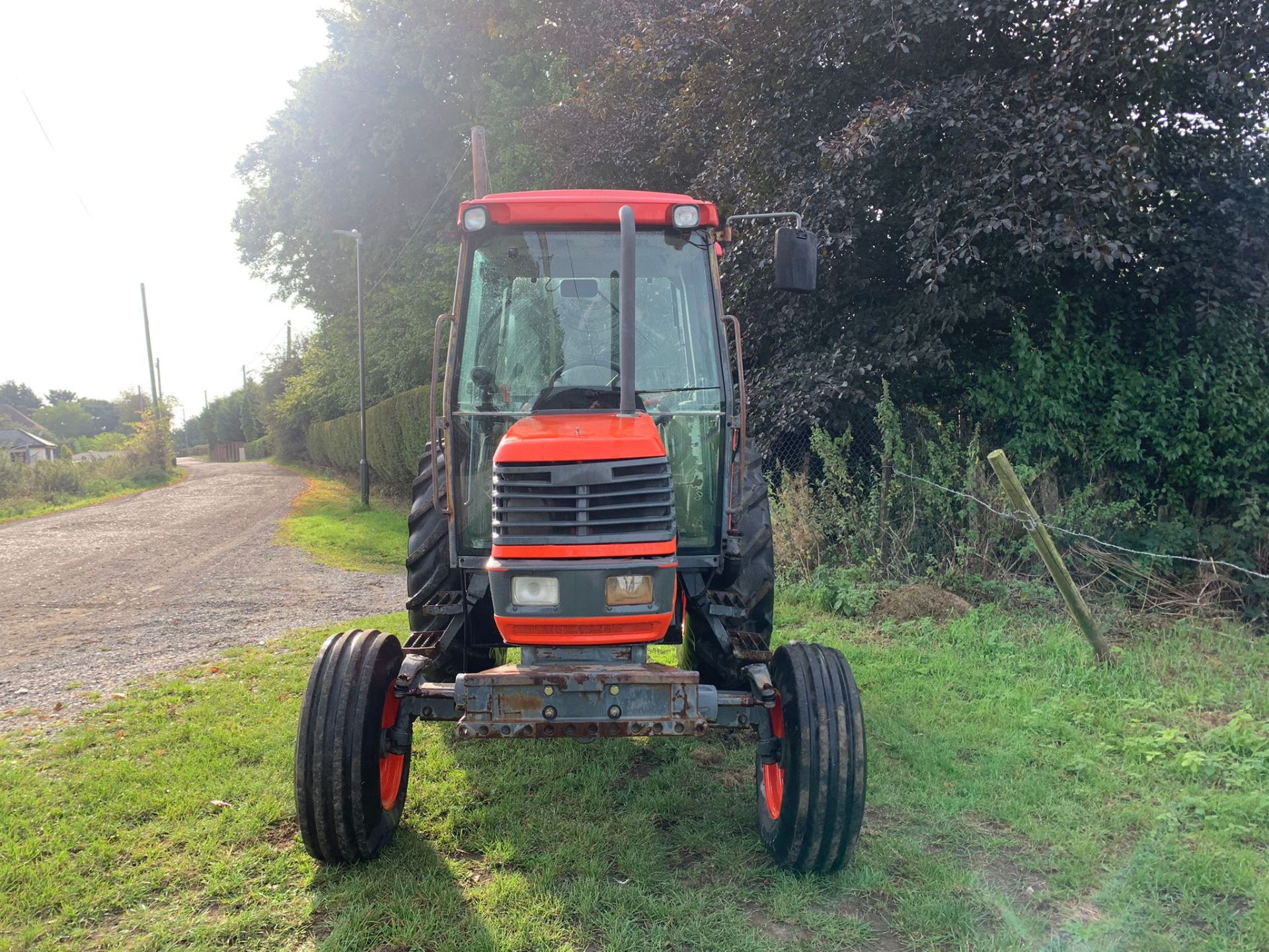 KUBOTA M6800 TRACTOR, RUNS DRIVES AND WORKS WELL, SHOWING A LOW 3414 HOURS *PLUS VAT* - Image 2 of 19