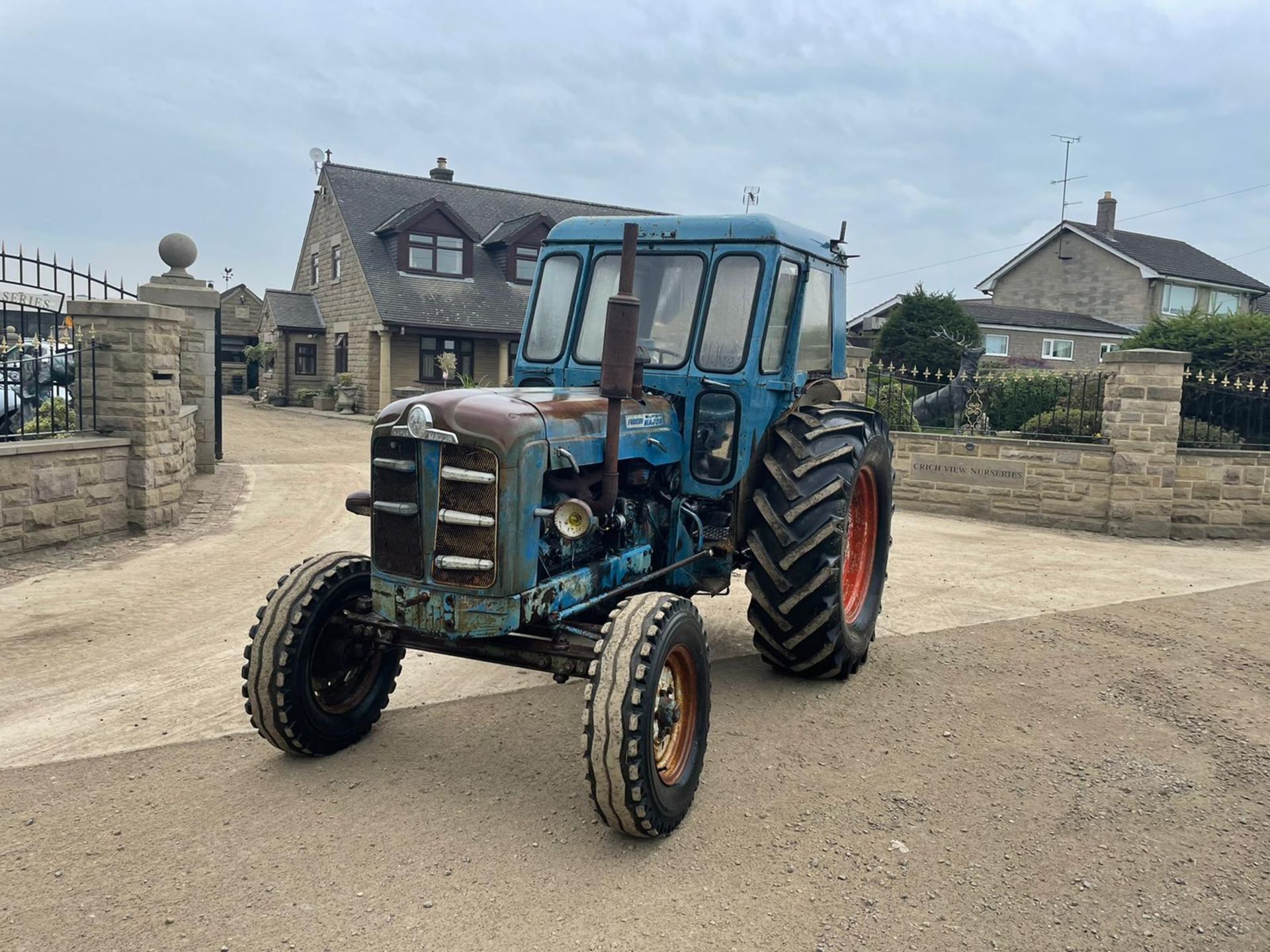 FORDSON SUPER MAJOR VINTAGE TRACTOR, RUNS AND DRIVES, SHOWING 694 HOURS *PLUS VAT* - Image 2 of 13